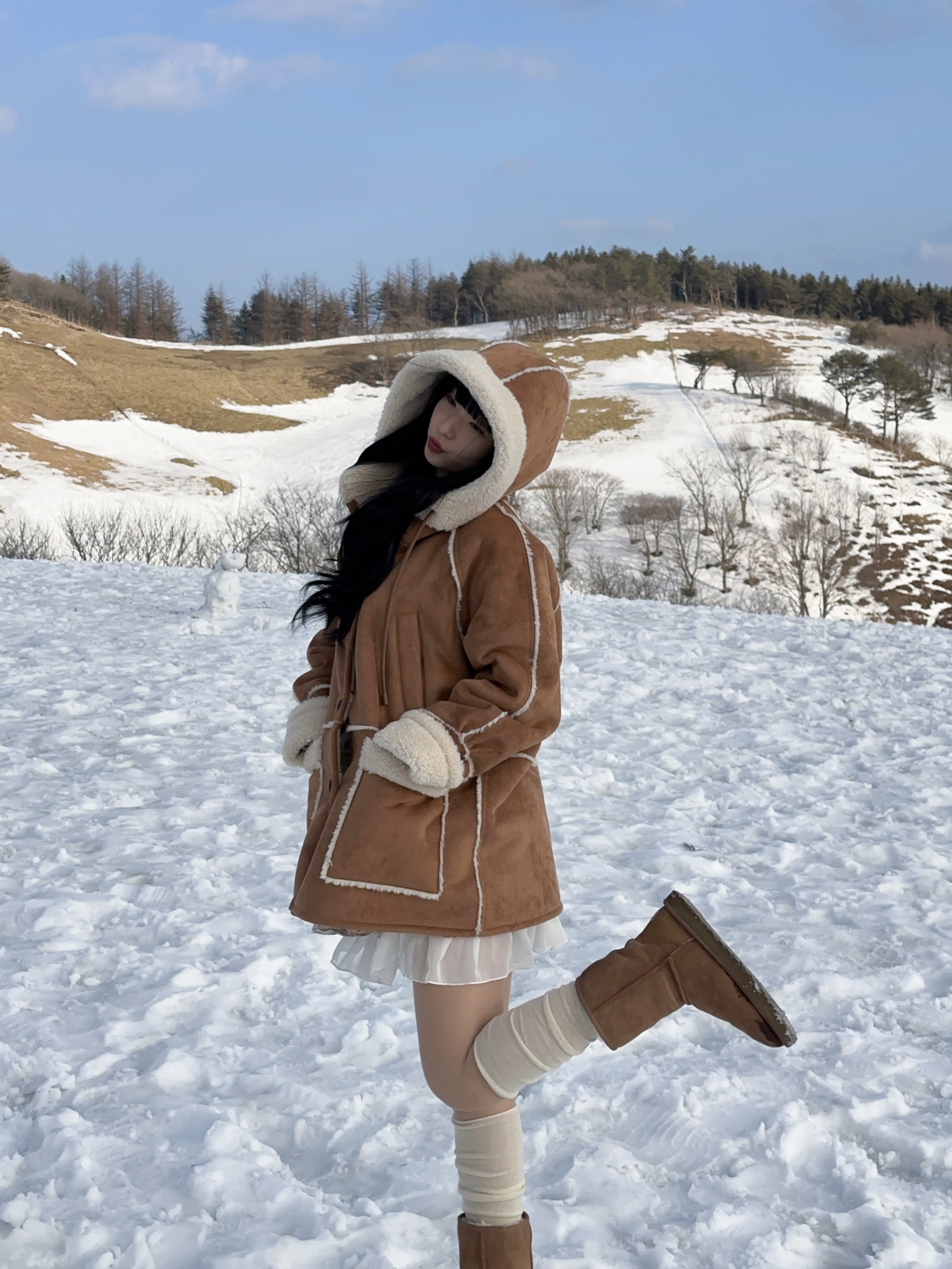 Telfar x UGG Small Shopping Bag Chestnut, (W) UGG Classic Short II Boots Chestnut 착용 스타일 - 3