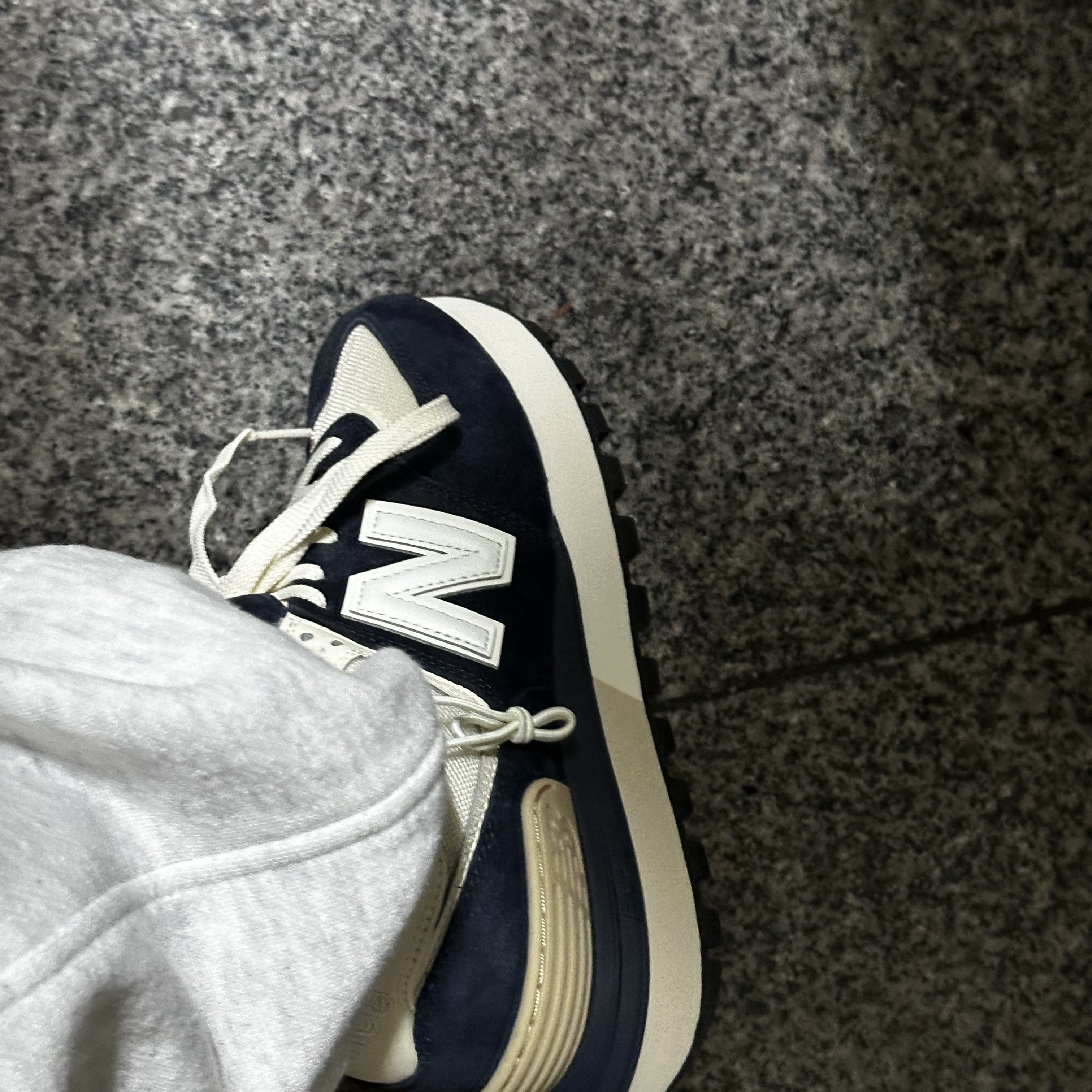 New Balance 574 Legacy Navy Blue 착용 스타일 - 3