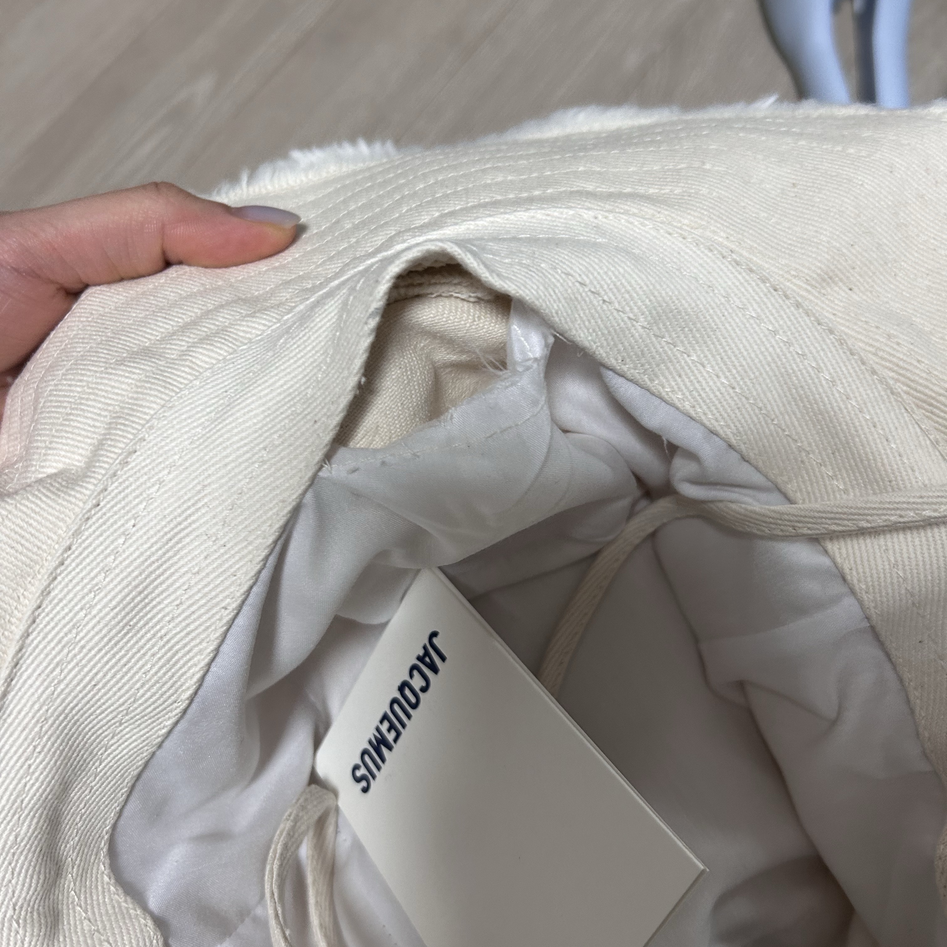 Jacquemus Le Bob Artichaut Bucket Hat Off White 착용 스타일