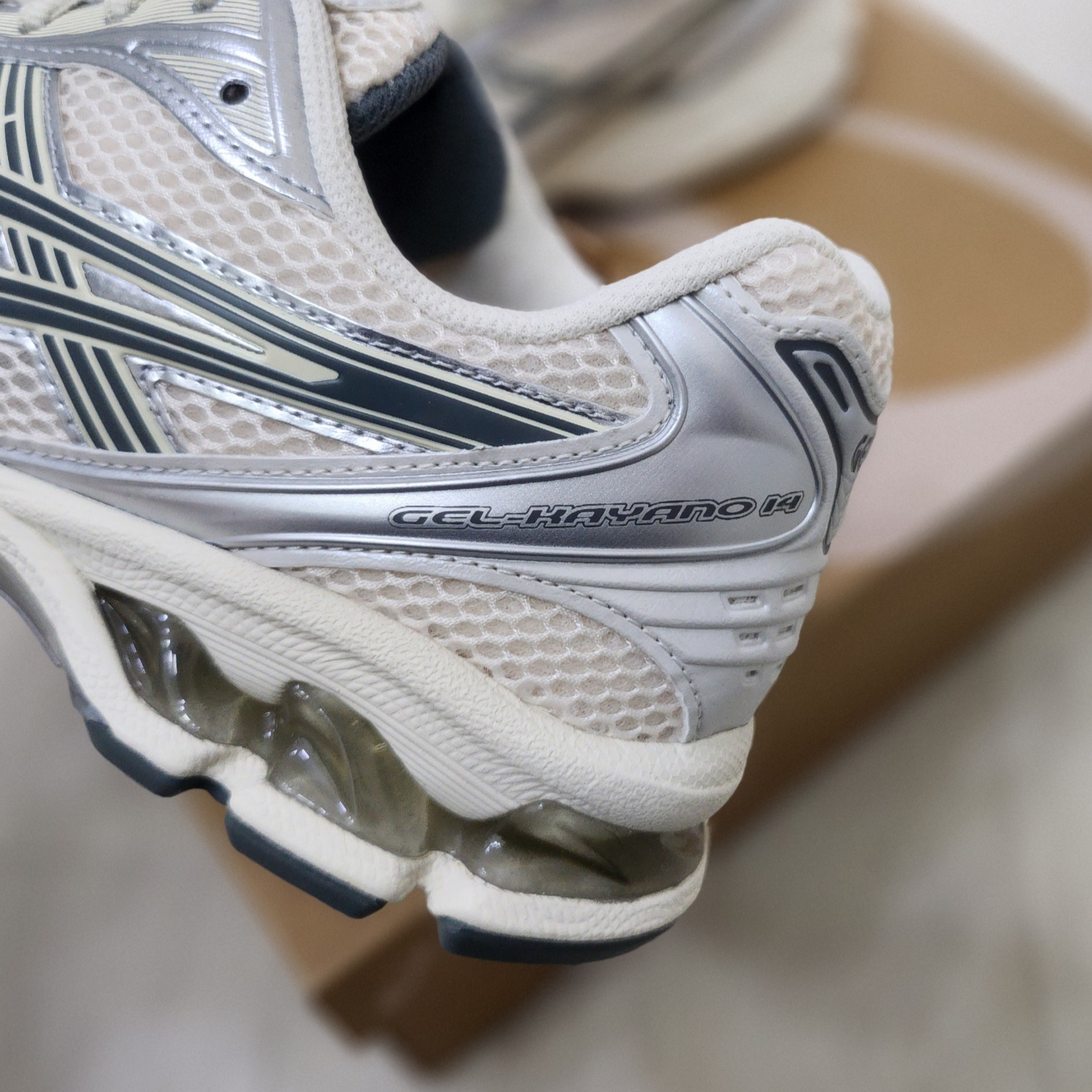 Asics Gel-Kayano 14 Birch Dark Pewter 착용 스타일 - 3