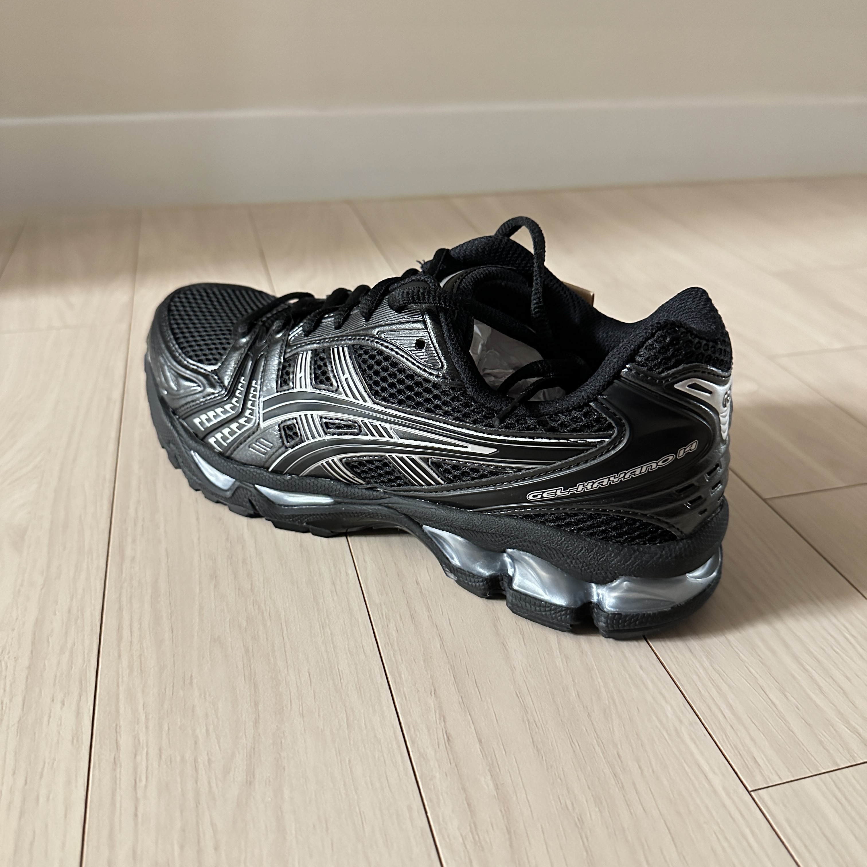 Asics Gel-Kayano 14 Black Pure Silver 착용 스타일 - 2