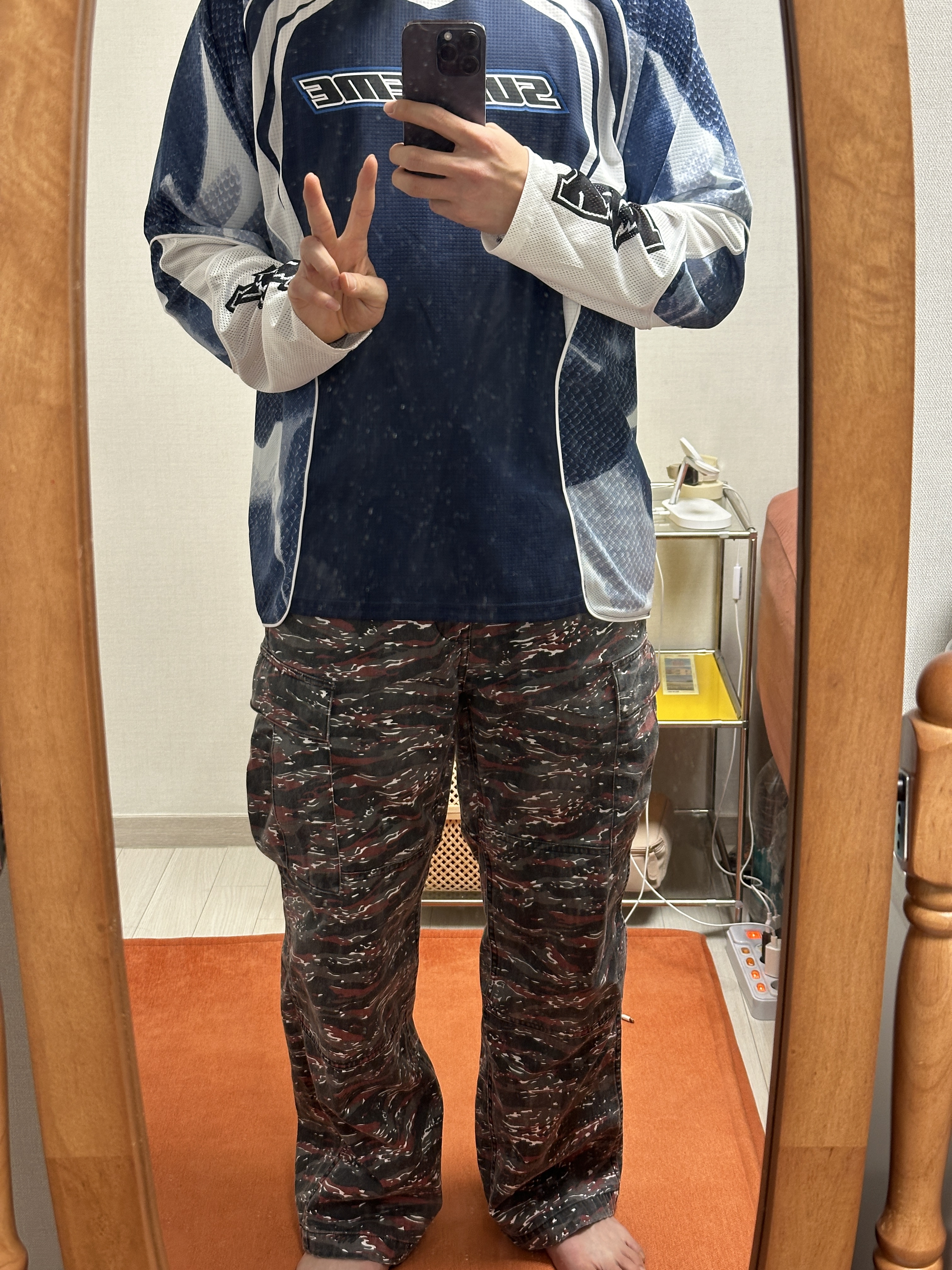 Supreme x Fox Racing Jersey Navy - 23FW, Supreme Cargo Pant Red Tiger Camo - 24SS 착용 스타일 - 1