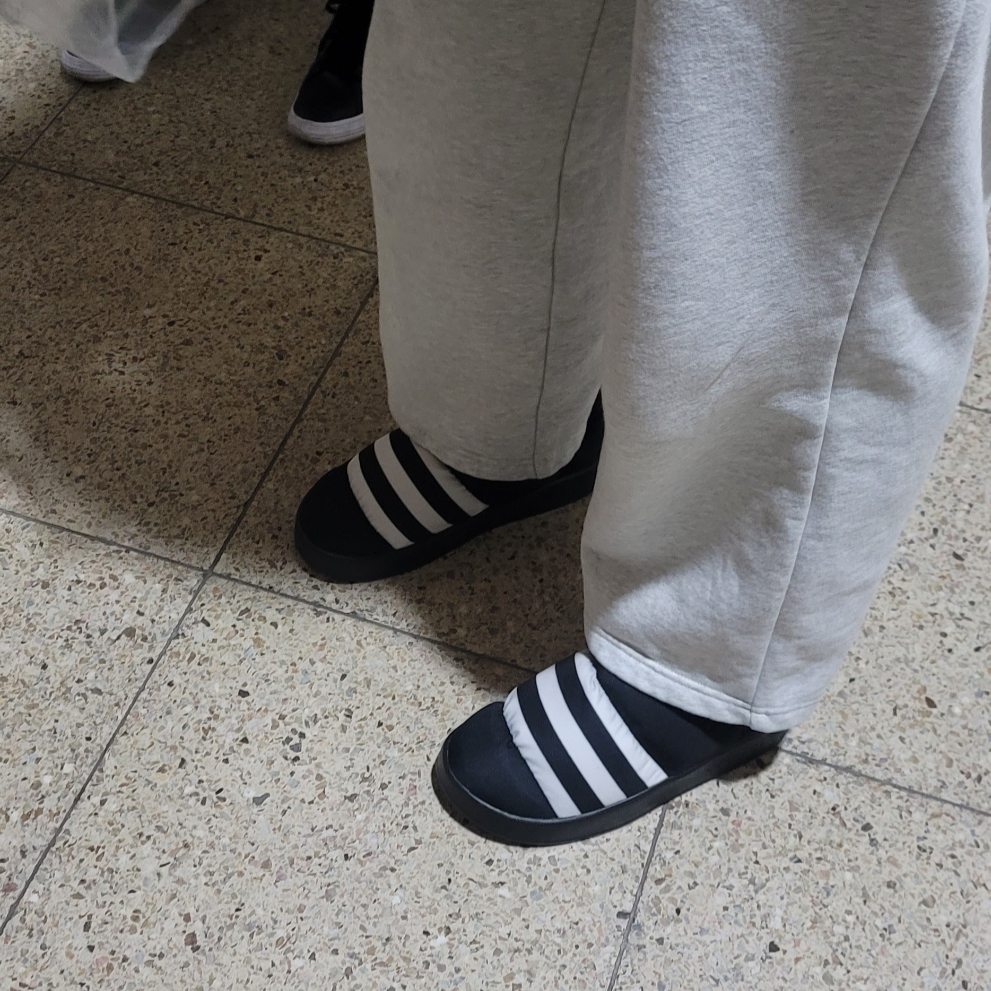 Adidas Puffylette Core Black 착용 스타일 - 2