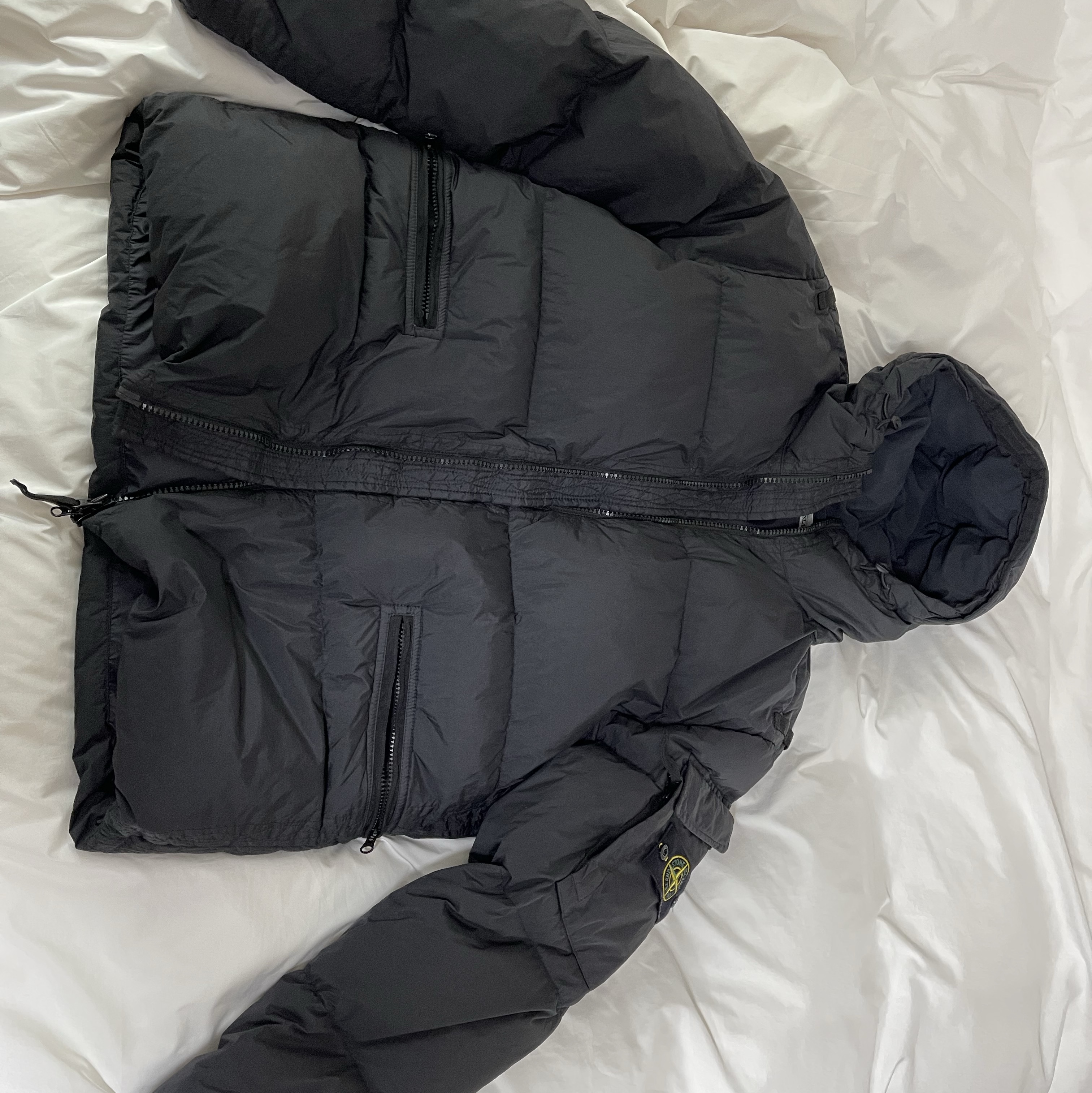 Stone Island 40223 Garment Dyed Crinkle Reps Down Jacket Black - 22FW 착용 스타일