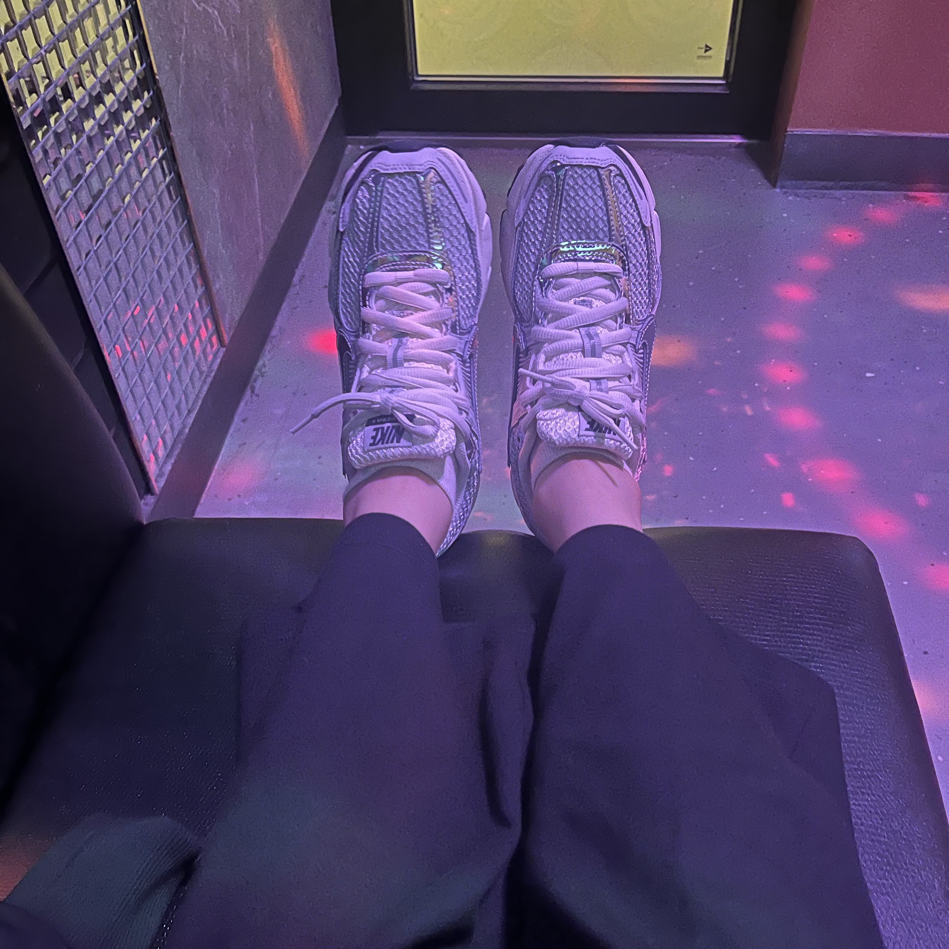 (W) Nike Zoom Vomero 5 Photon Dust and Metallic Silver, Nike x Stussy Reversible Jacket Black (FJ9154-010) 착용 스타일 - 1