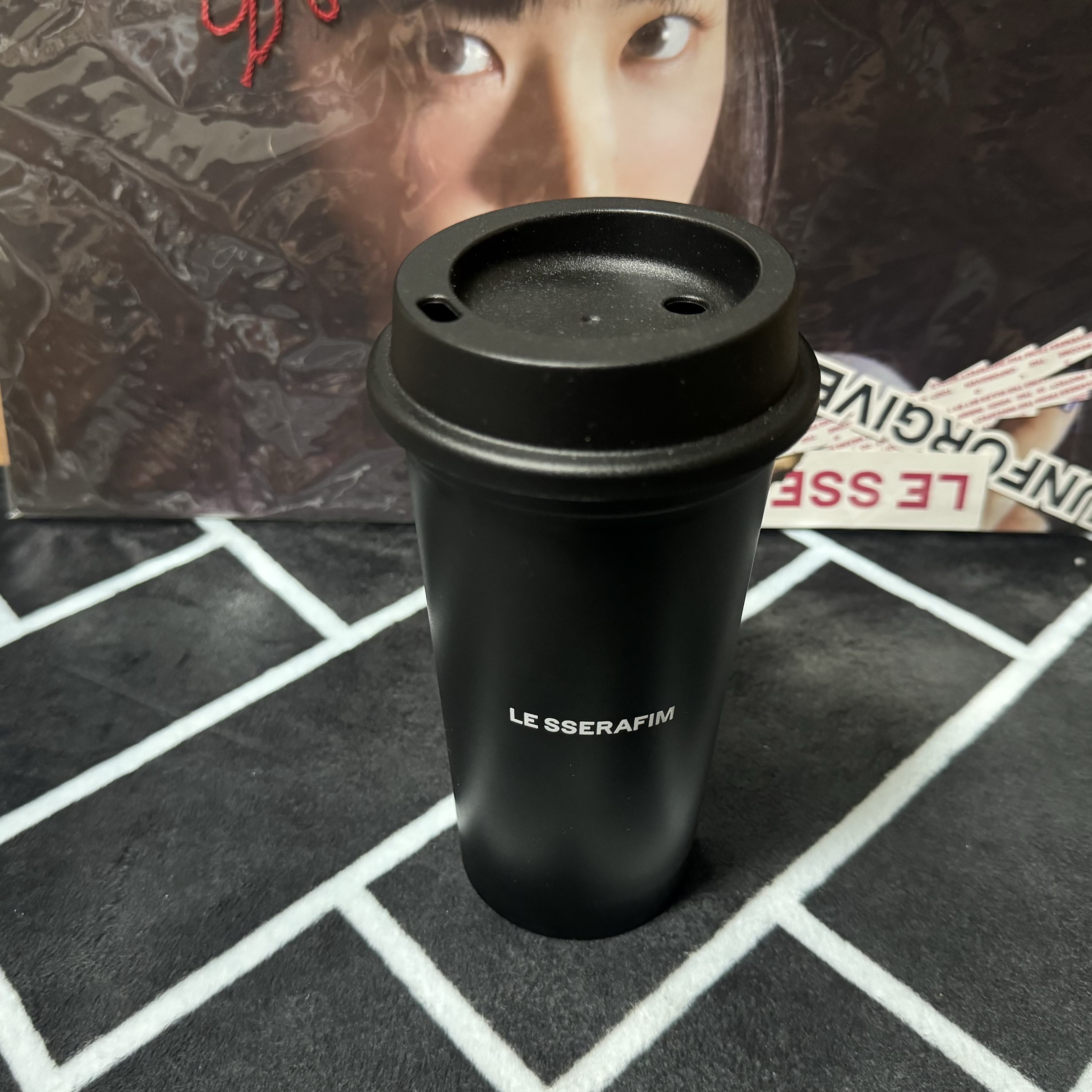 LE SSERAFIM Tumbler 착용 스타일 - 1