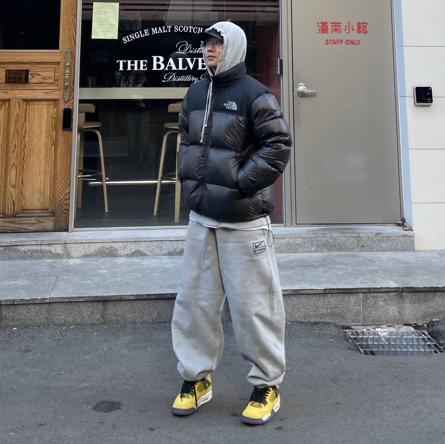 Nike x Stussy NRG Fleece Pants Dark Grey Heather (DO9340-063), Jordan 4 Retro Tour Yellow 착용 스타일 - 2