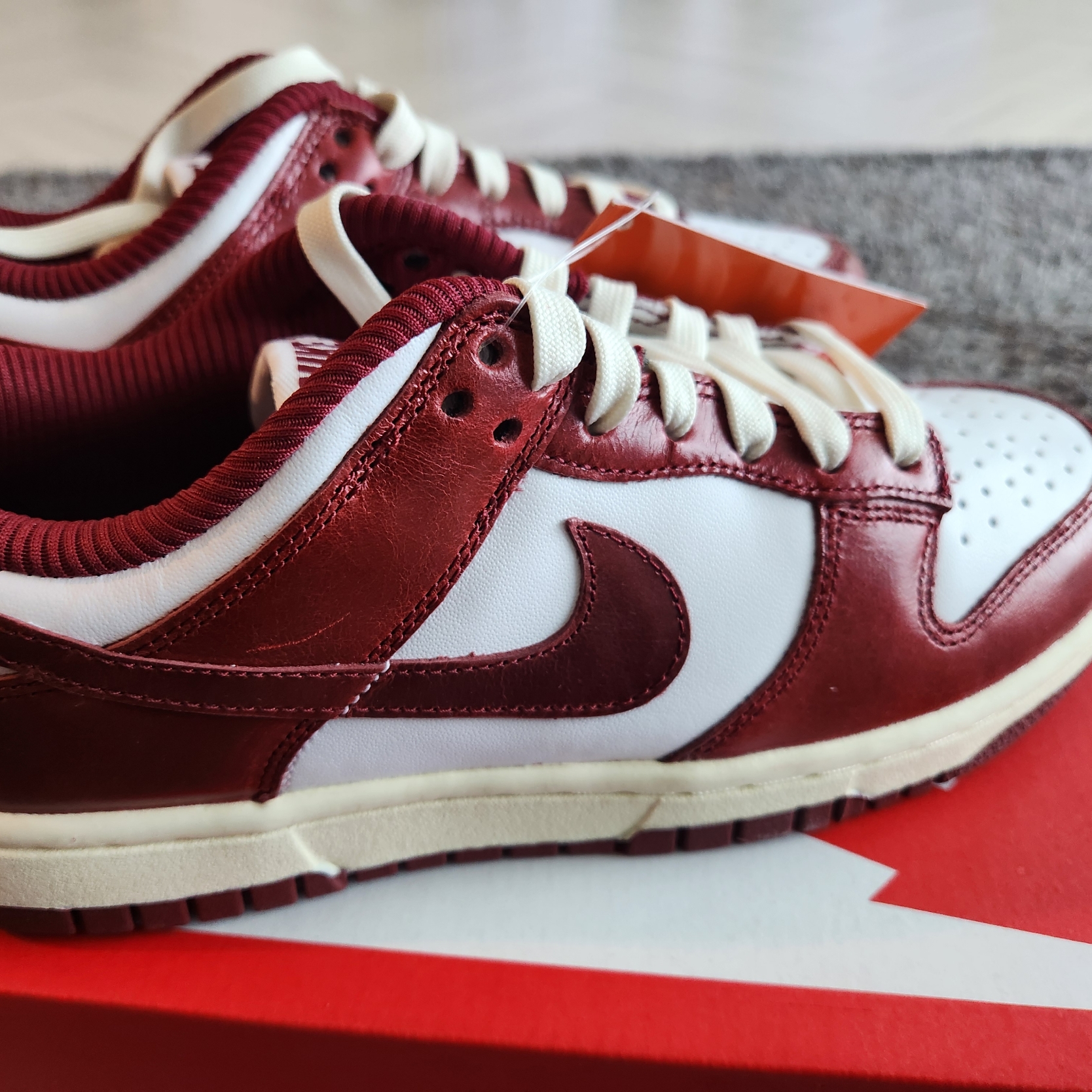 (W) Nike Dunk Low Retro PRM Team Red and White 착용 스타일 - 1