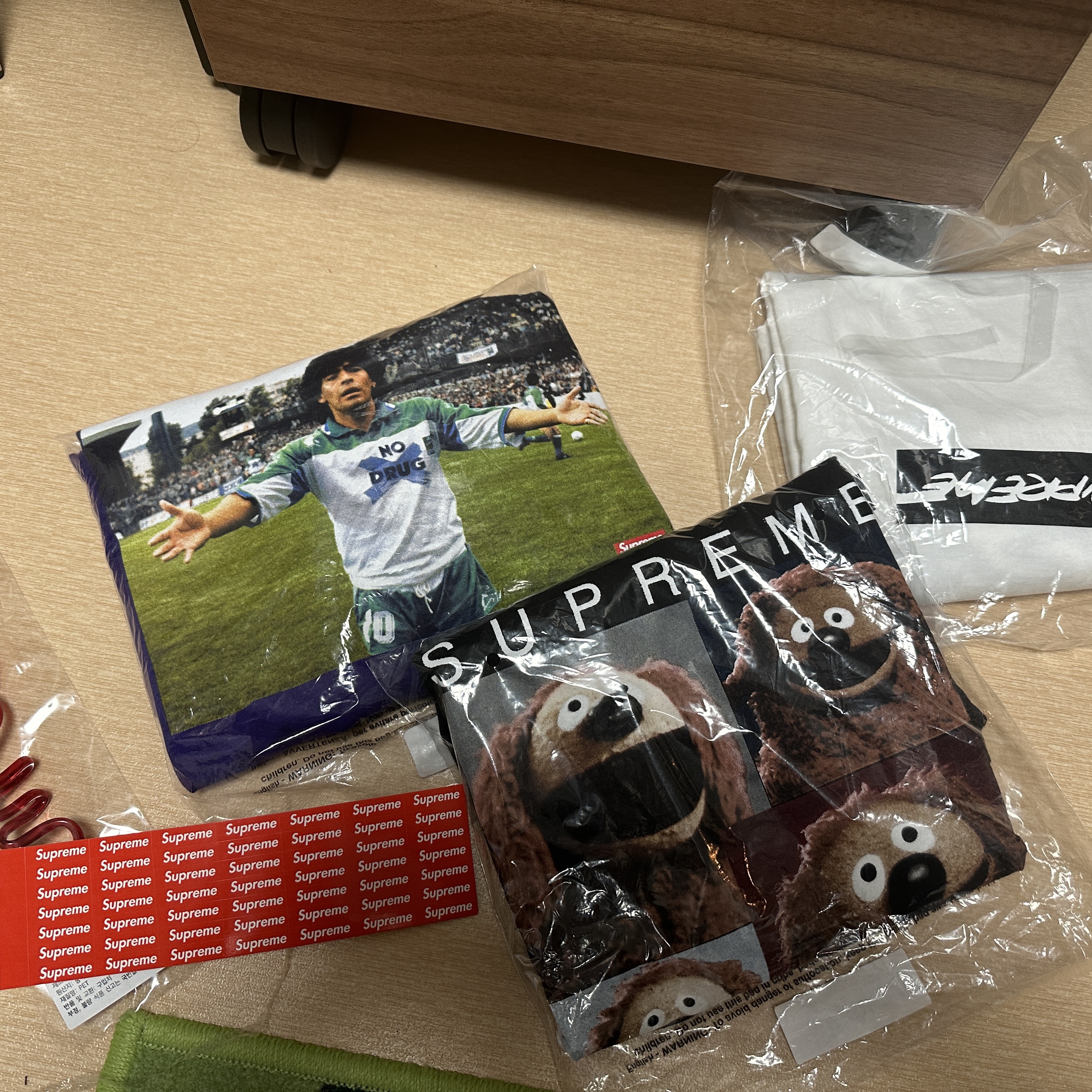 Supreme Maradona T-Shirt Purple - 24SS, Supreme Rowlf T-Shirt Black - 24SS 착용 스타일