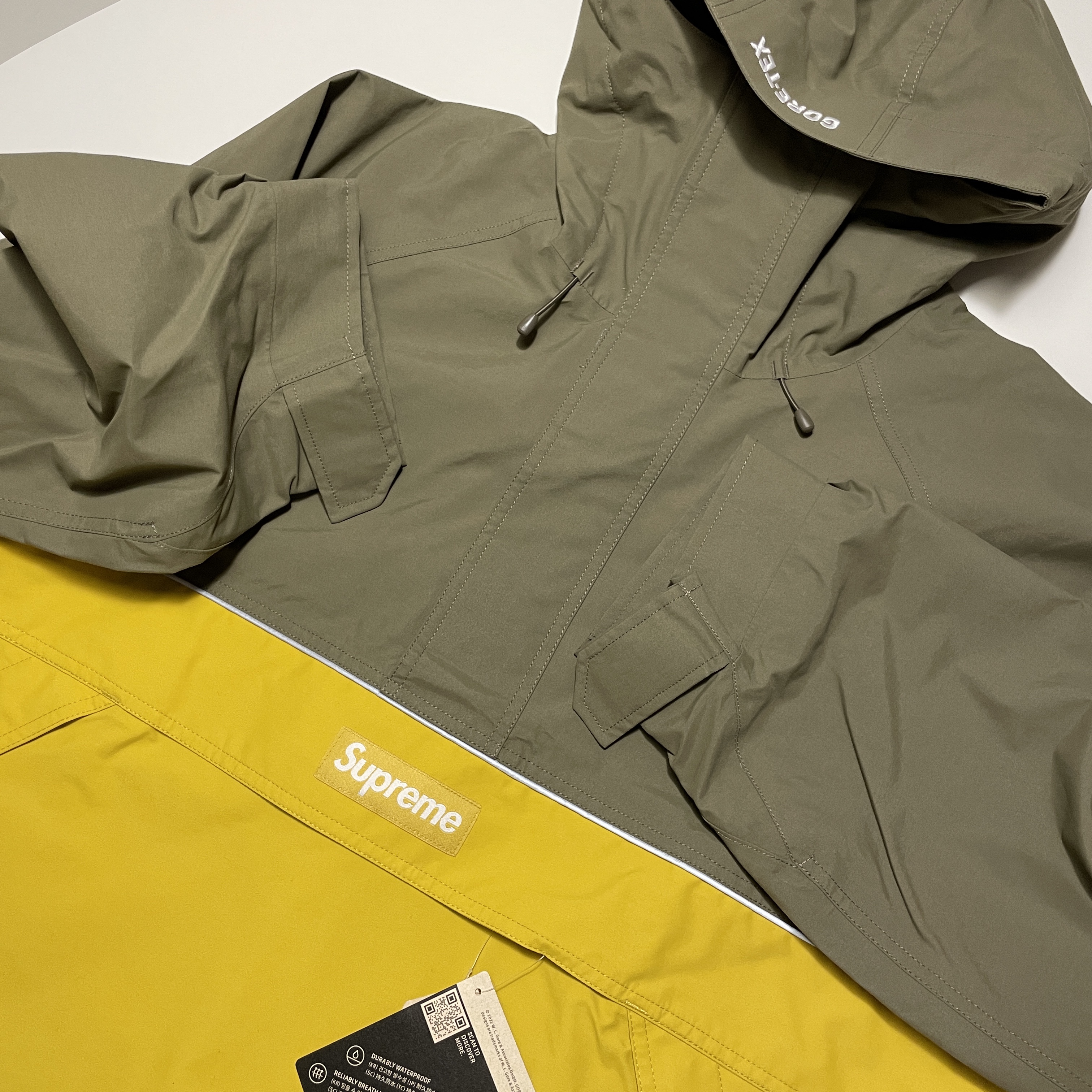 Supreme Big Logo Chenille Varsity Jacket Red - 24SS, Supreme Gore-Tex Anorak Yellow - 24SS 착용 스타일 - 2