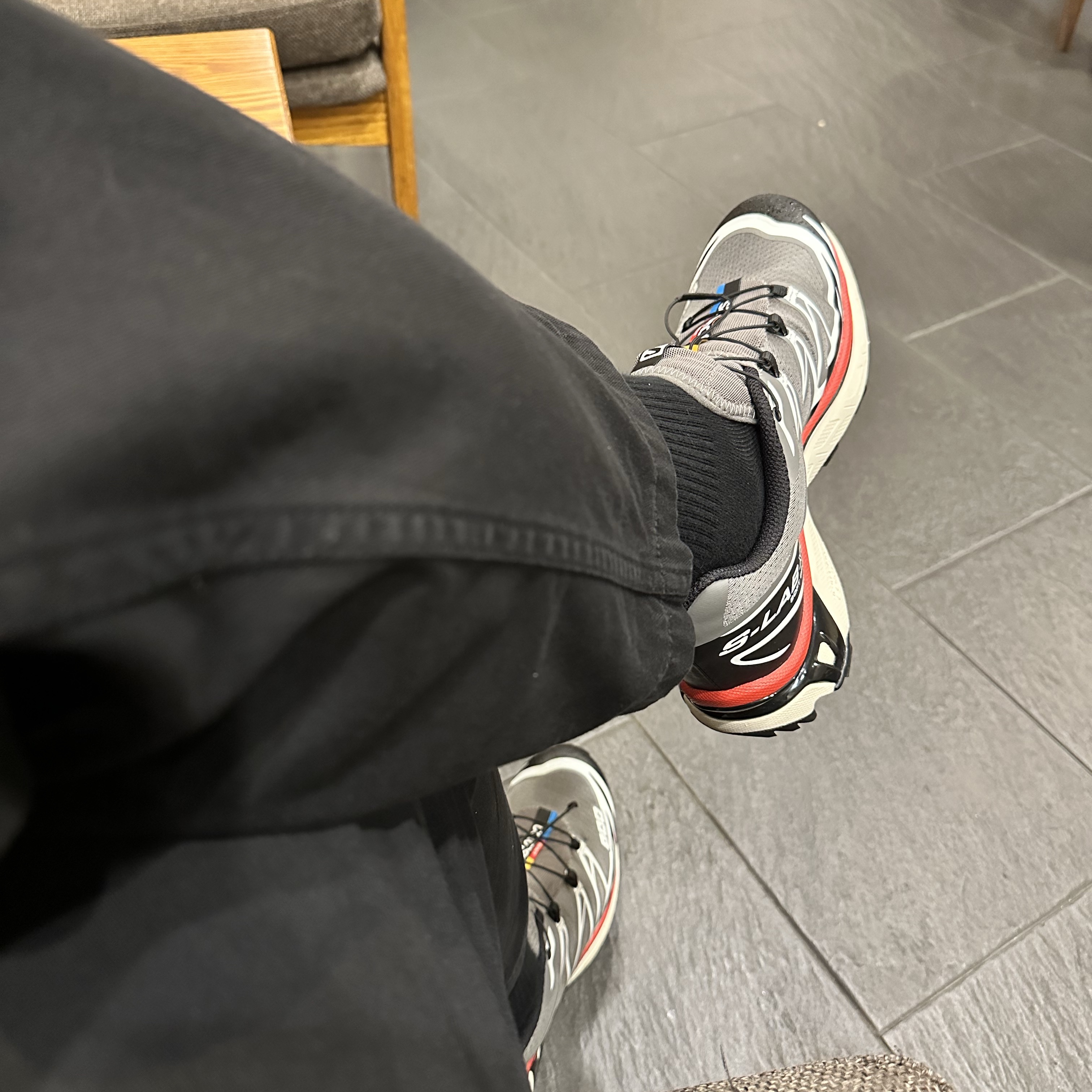 Salomon XT-6 Pewter Aurora Red 착용 스타일