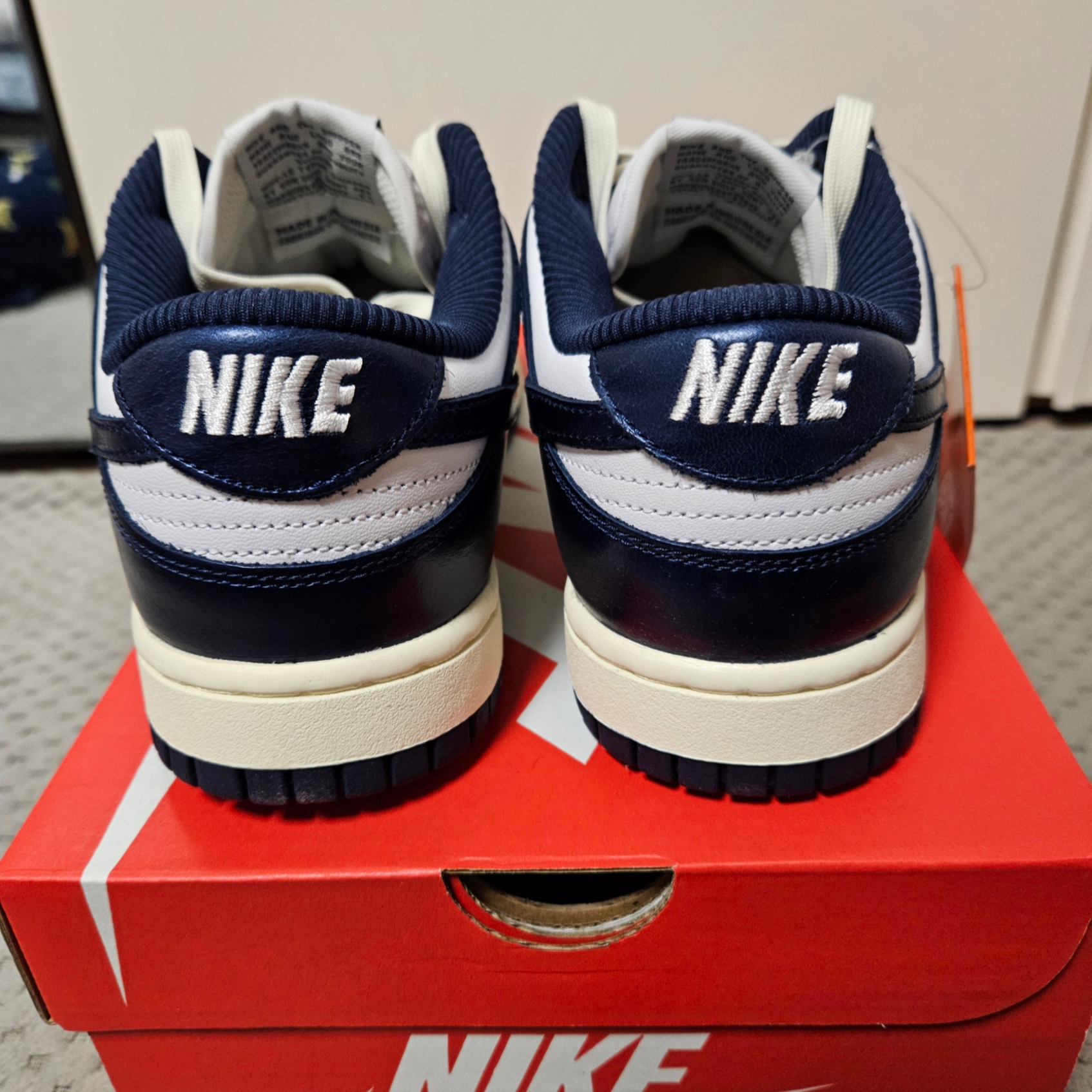 (W) Nike Dunk Low PRM Midnight Navy and White 착용 스타일 - 3