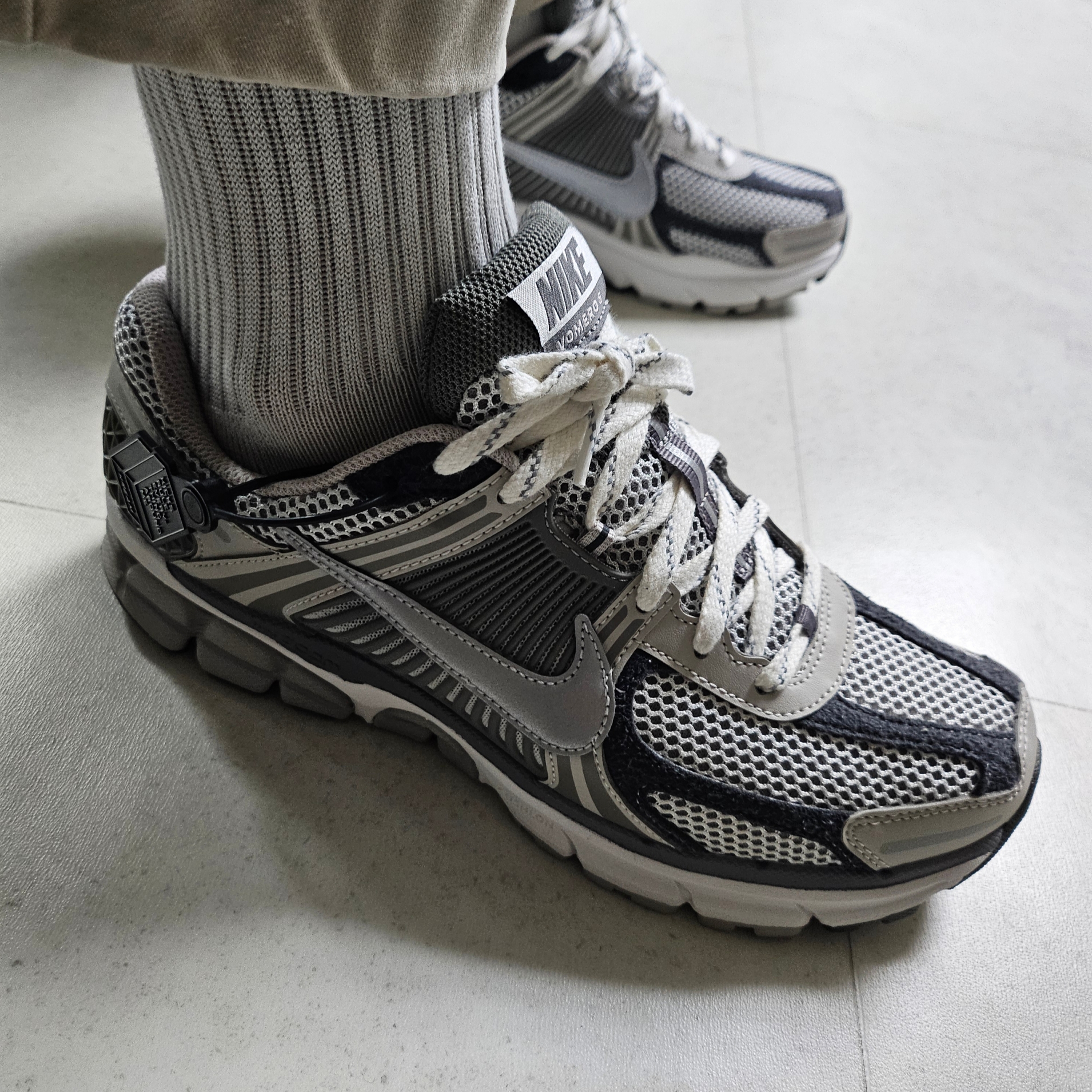 Nike Zoom Vomero 5 PRM Light Iron Ore and Flat Fewter 착용 스타일