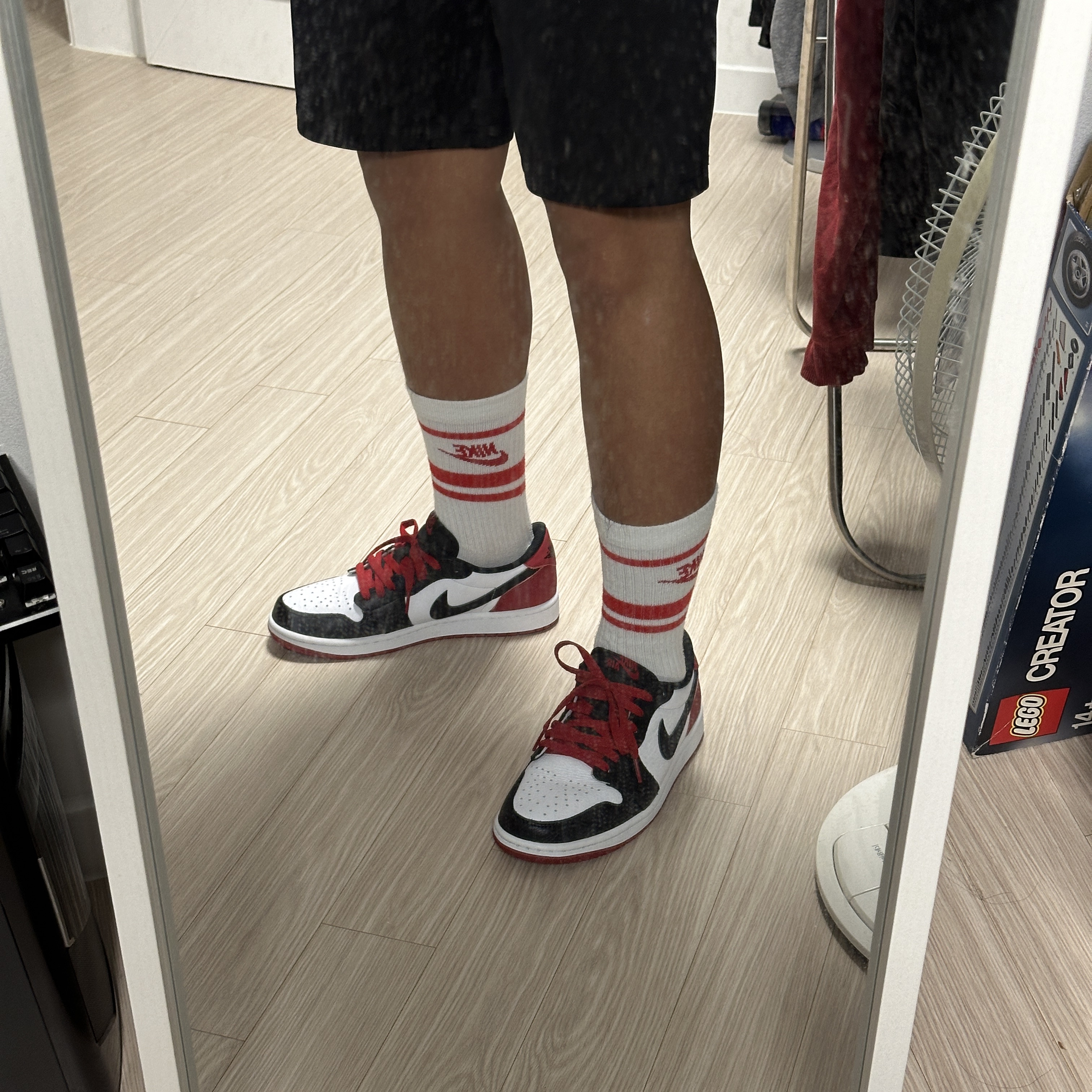 Nike NSW Everyday Essential Crew Socks White University Red (3 Pack/Korean Ver.), Jordan 1 Retro Low OG Black Toe 착용 스타일 - 1
