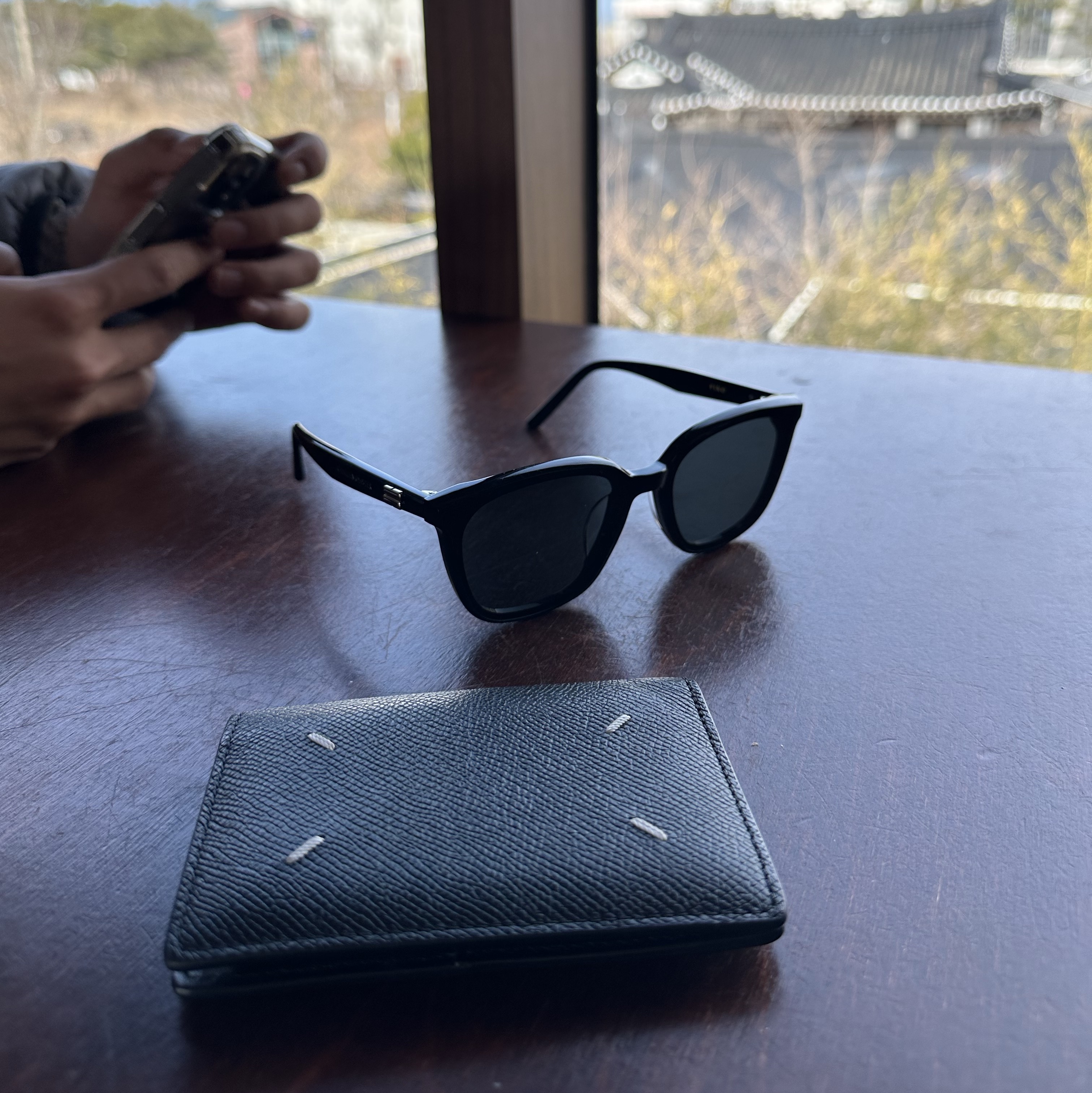 Maison Margiela Leather Bi-Fold Card Holder Black 착용 스타일