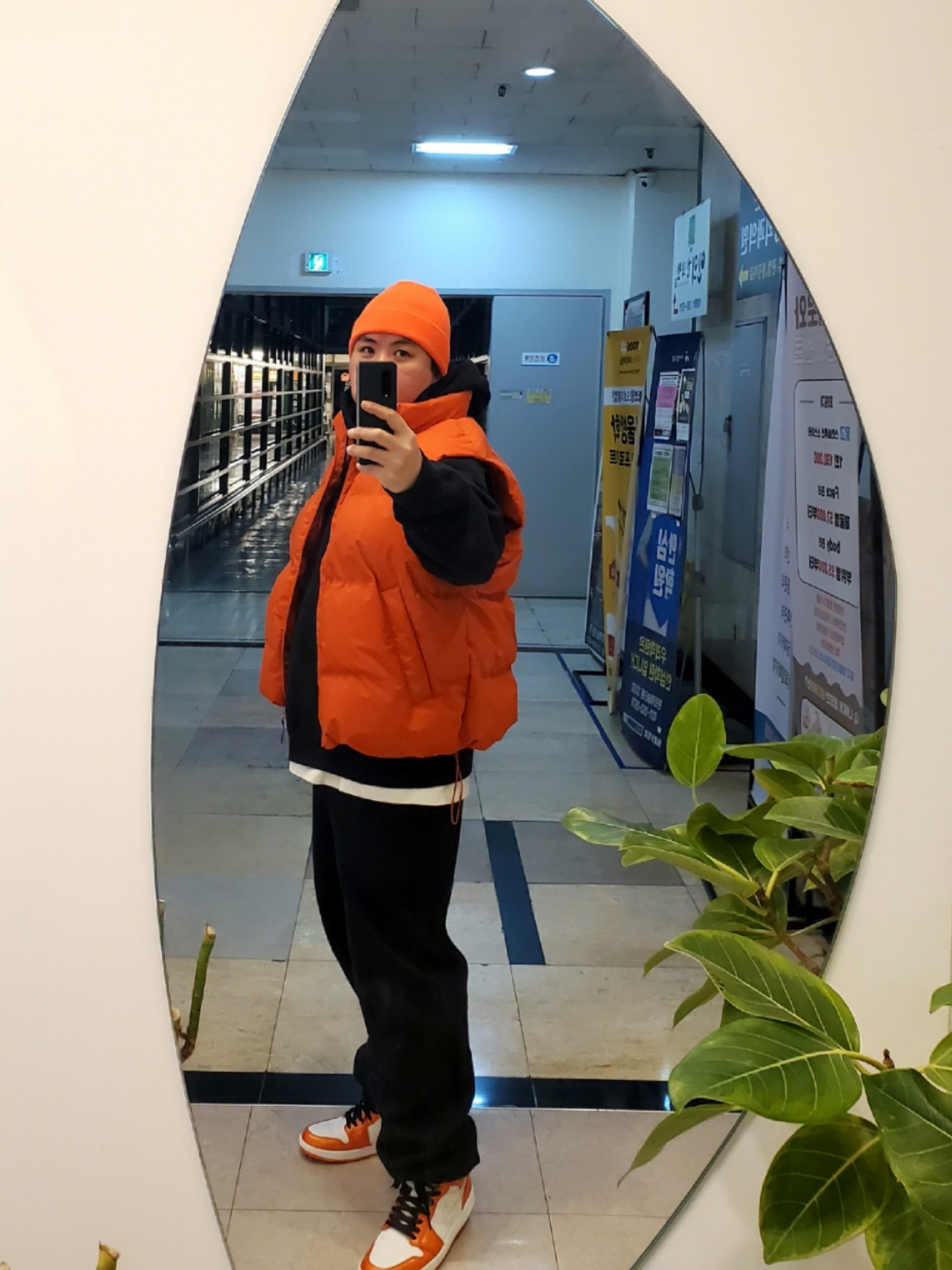 Jordan 1 Mid SE Electro Orange, (W) Nike NRG Solo Swoosh Fleece Pants Black White - Asia 착용 스타일