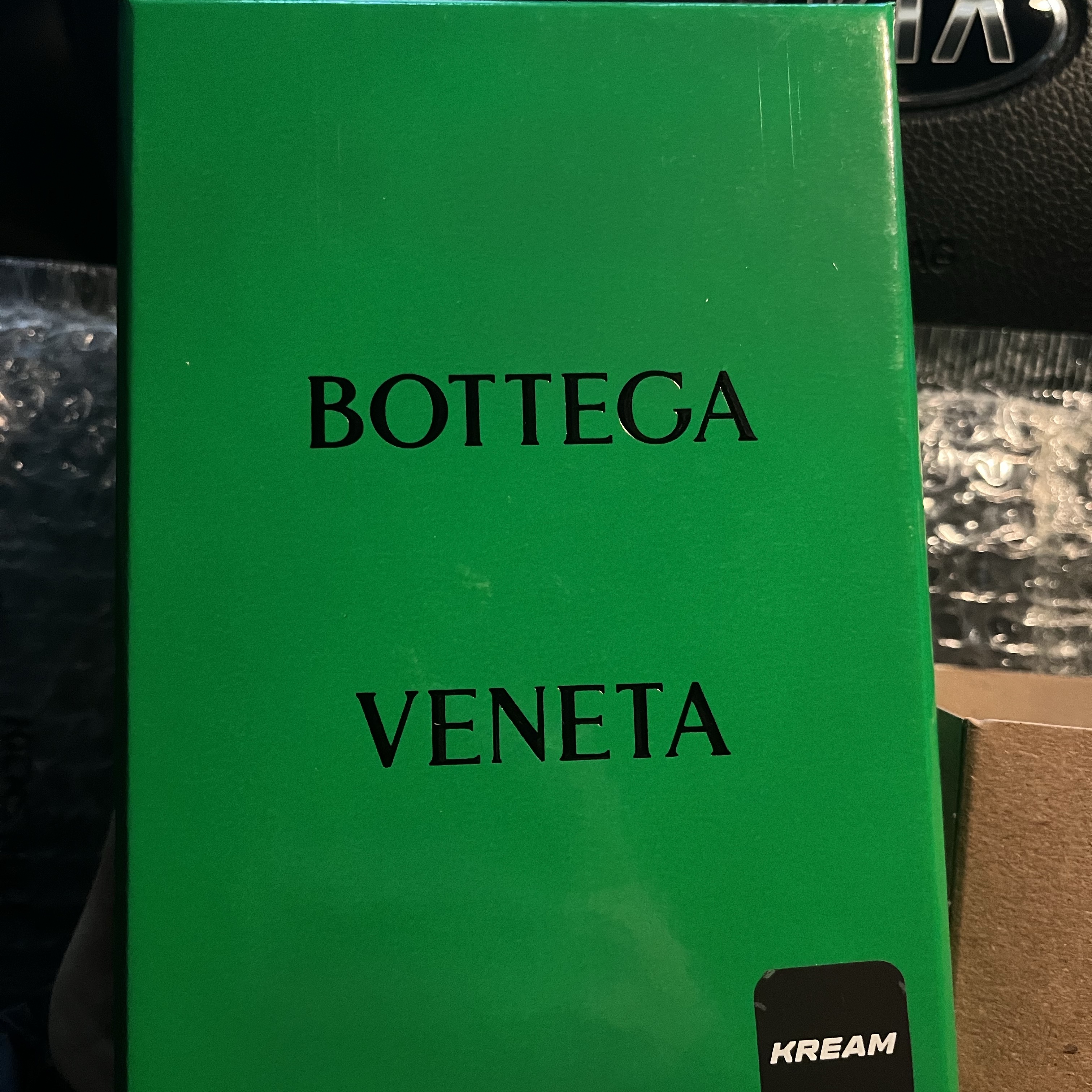 Bottega Veneta Flap Card Case Black 착용 스타일 - 1