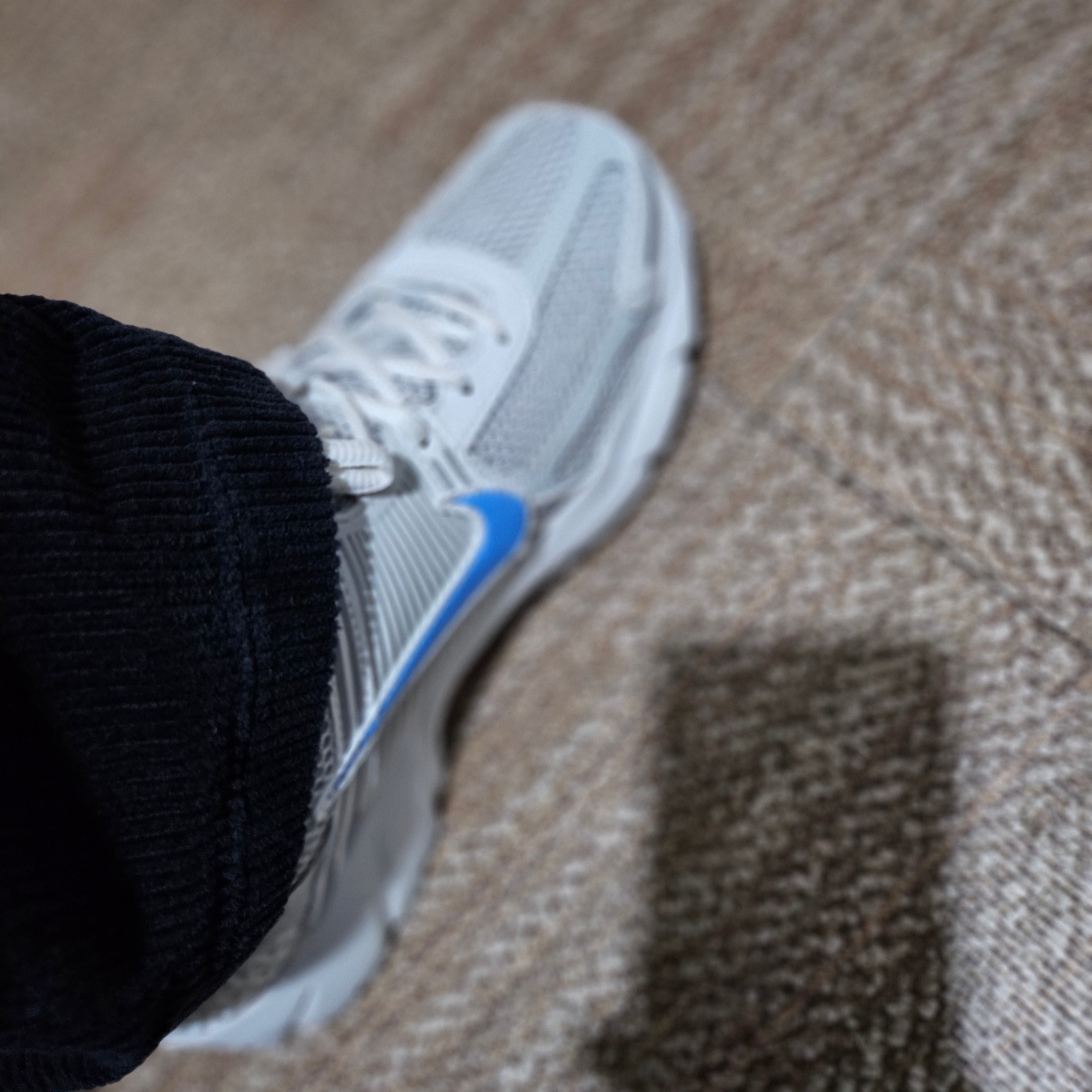 Nike Zoom Vomero 5 Photon Dust and University Blue 착용 스타일 - 2