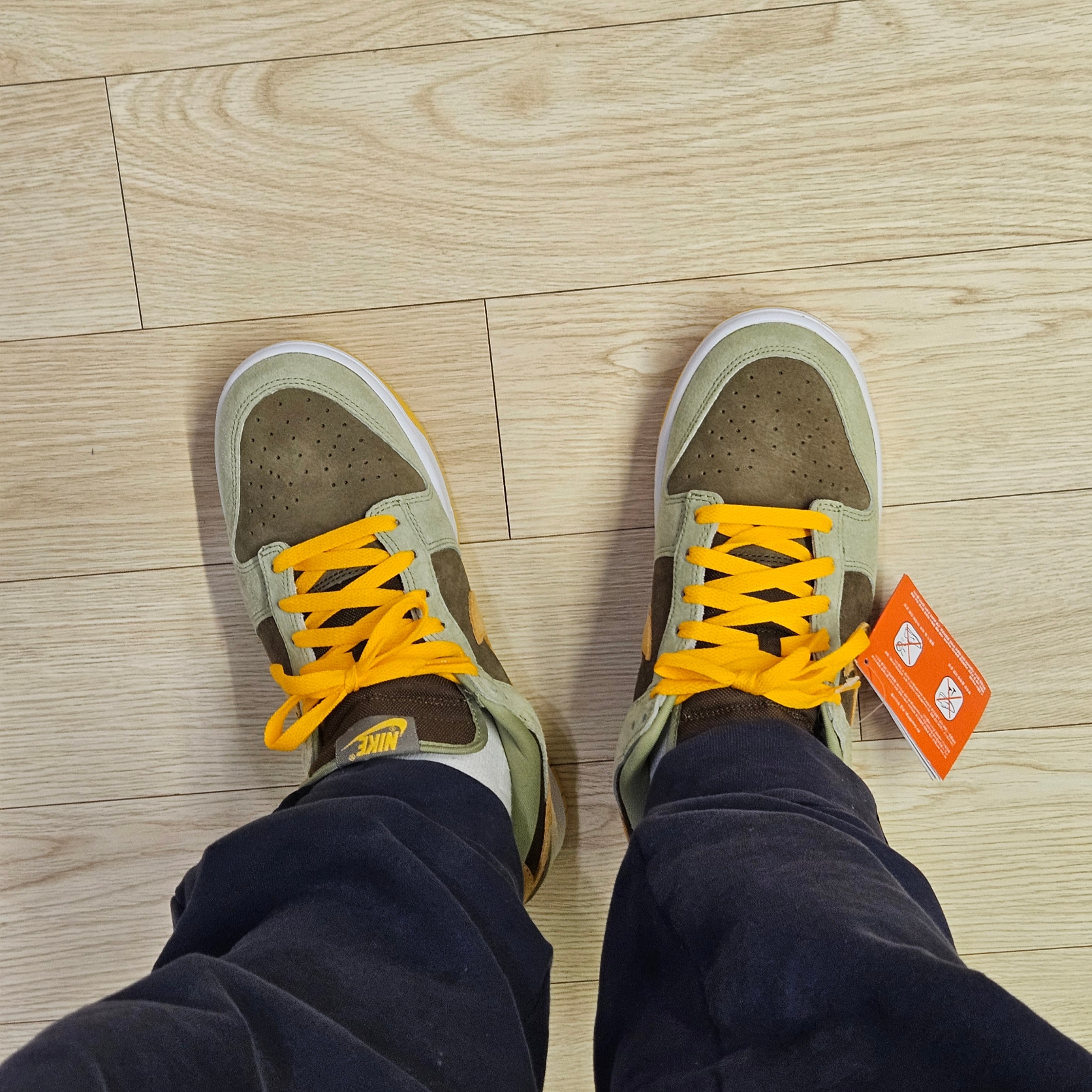 Nike Dunk Low SE Dusty Olive 착용 스타일 - 2