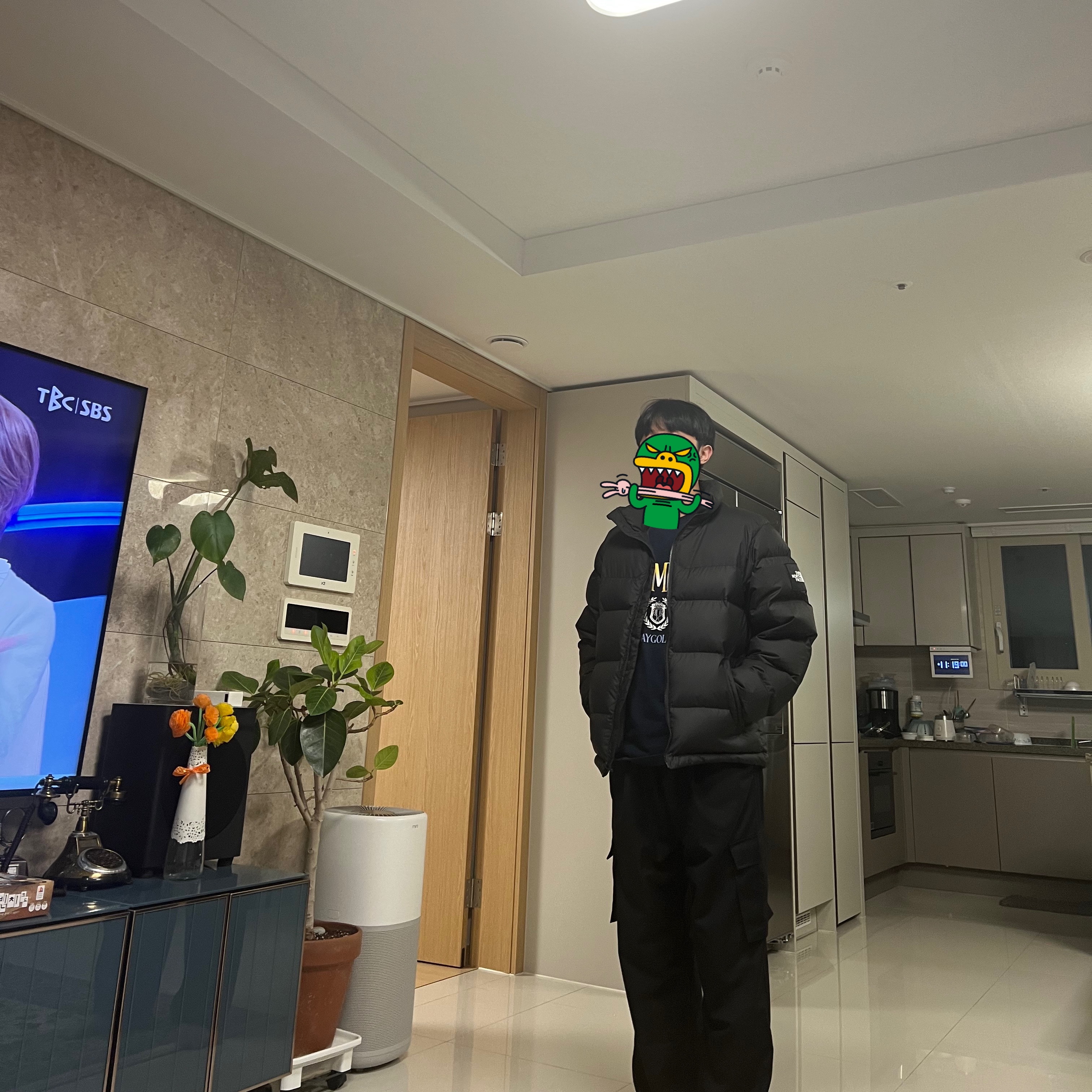 The North Face 1992 Nuptse Jacket Black 착용 스타일