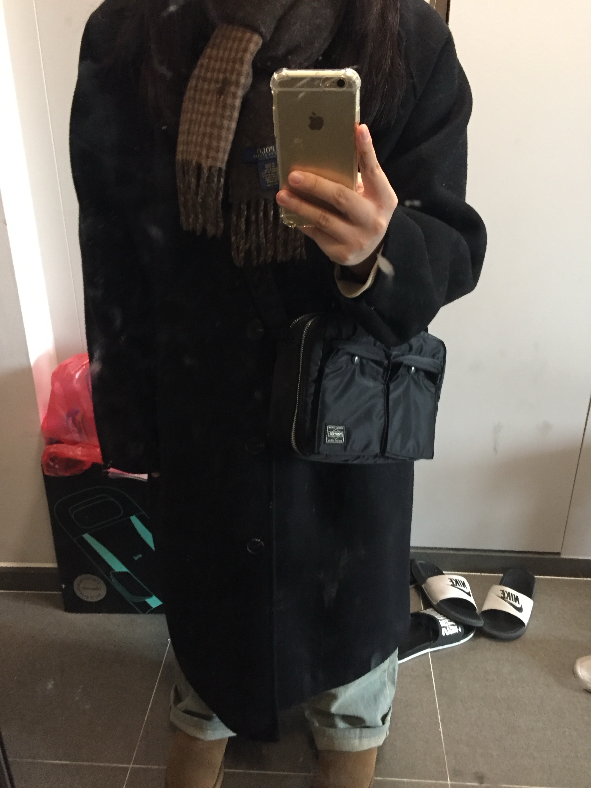 Porter Tanker Shoulder Bag S Black 착용 스타일 - 4