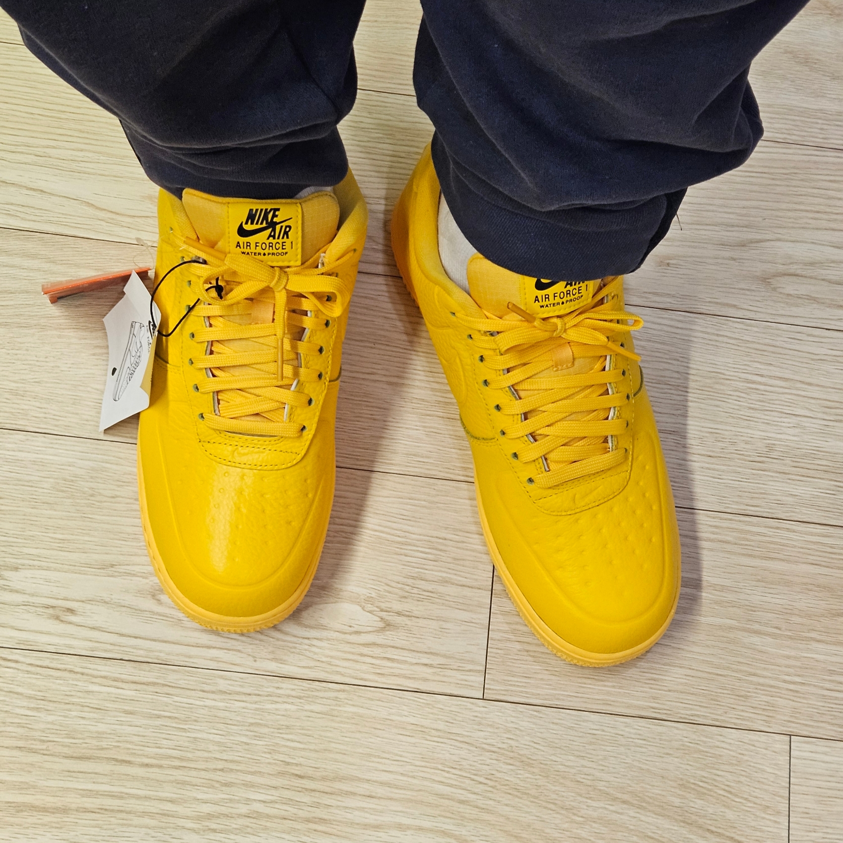 Nike Air Force 1 '07 Pro-Tech Waterproof University Gold 착용 스타일 - 2