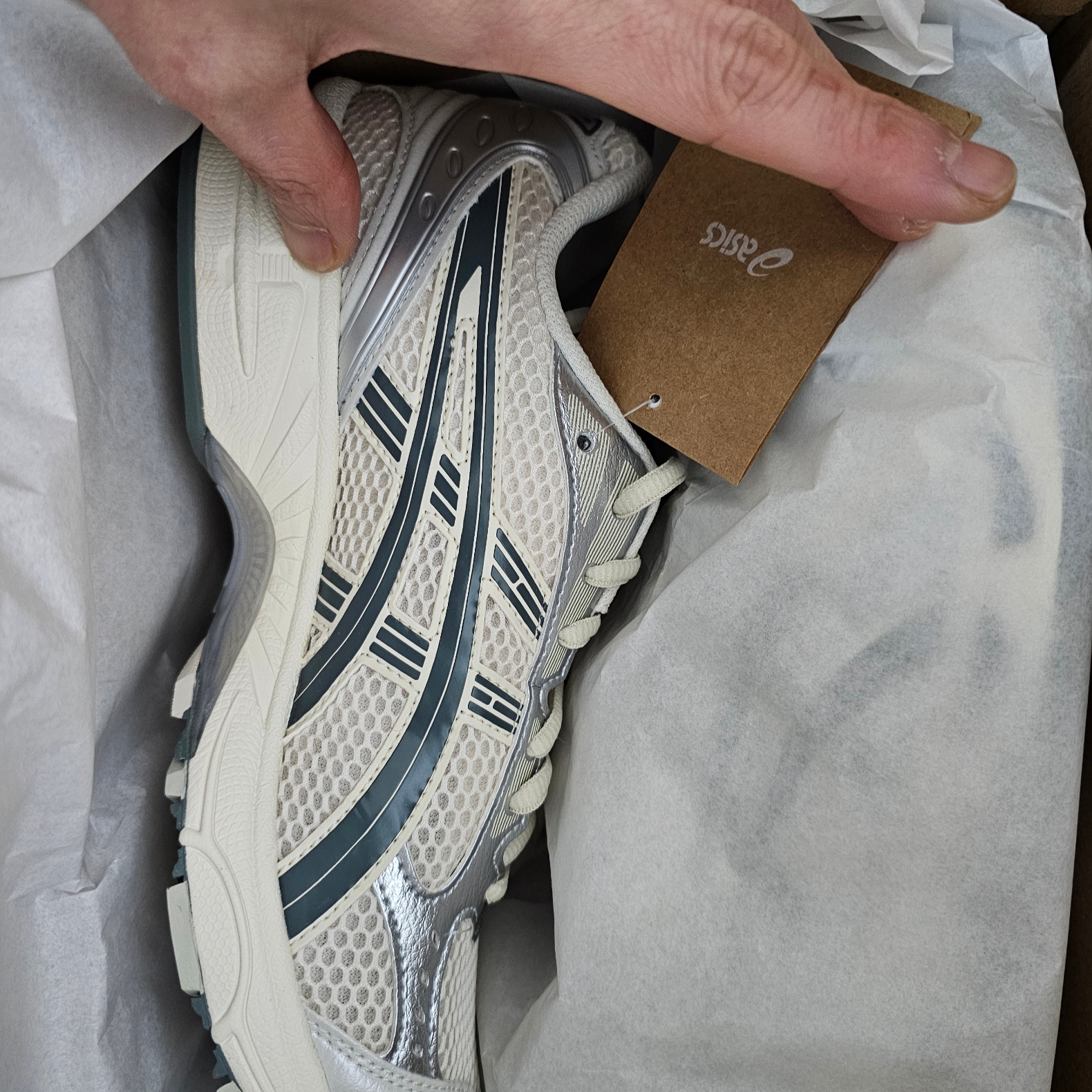 Asics Gel-Kayano 14 Birch Dark Pewter 착용 스타일 - 2