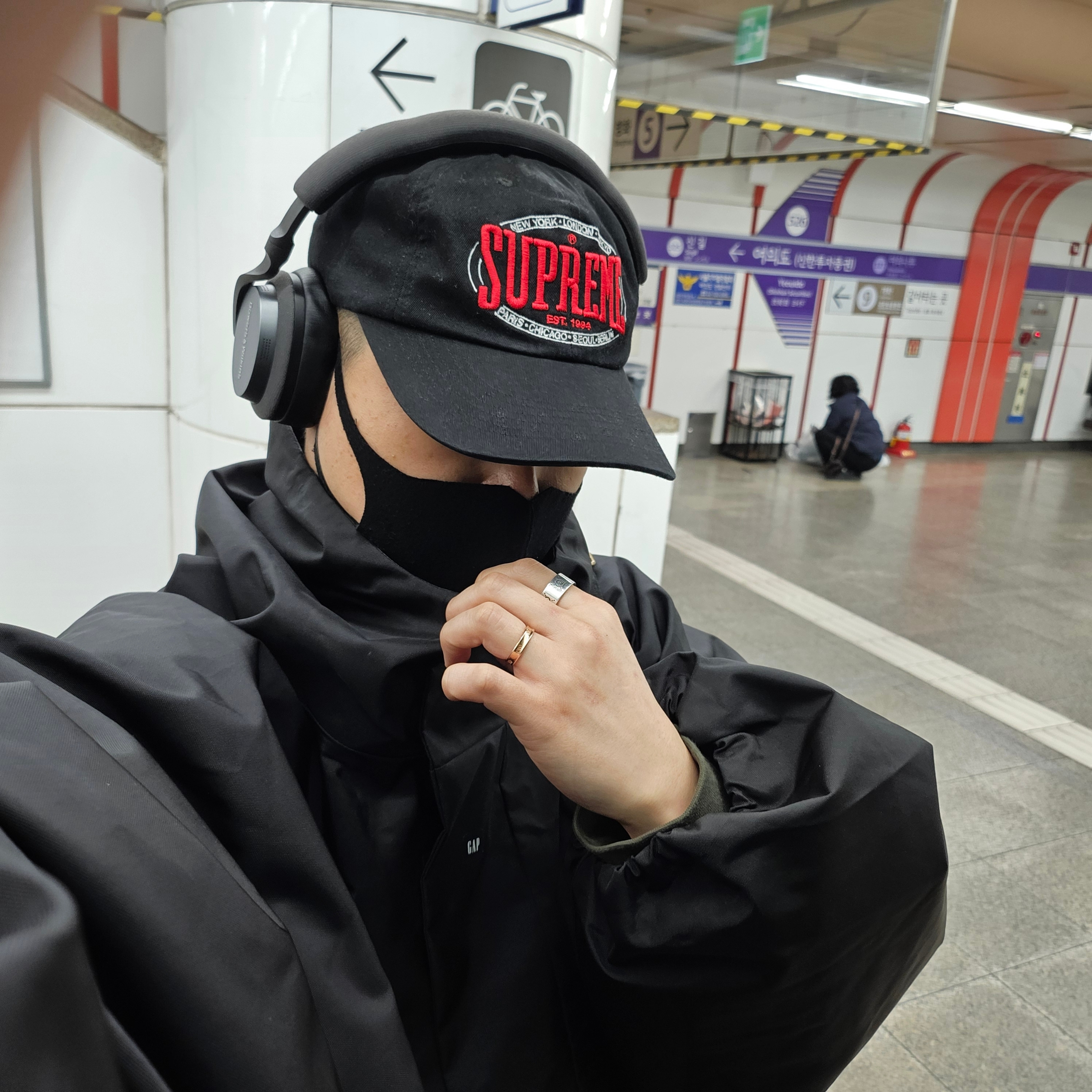 Supreme Warm Up 6-Panel Black - 23FW, Gucci Ghost Ring Silver 9mm 착용 스타일 - 1