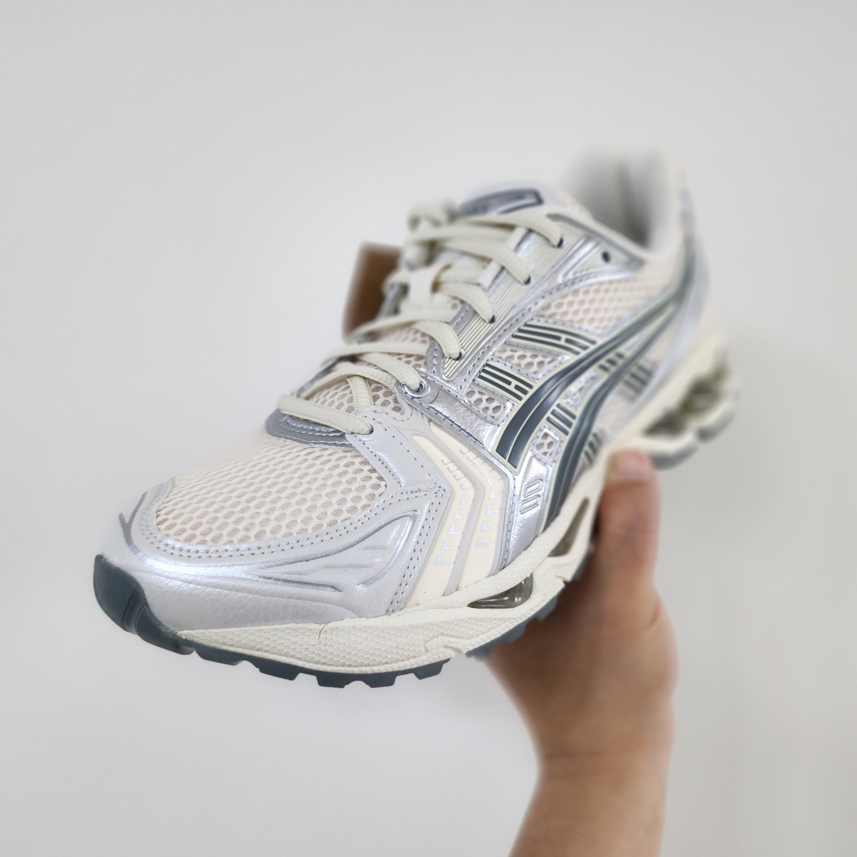 Asics Gel-Kayano 14 Birch Dark Pewter 착용 스타일 - 1