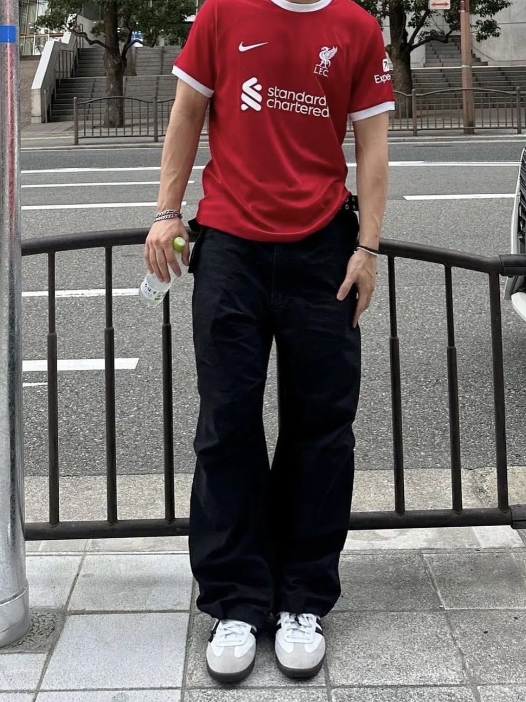 Nike Liverpool FC 2023/24 Dri-Fit Stadium Home Jersey Gym Red (Non Marking Ver.), Adidas Samba OG Cloud White 착용 스타일
