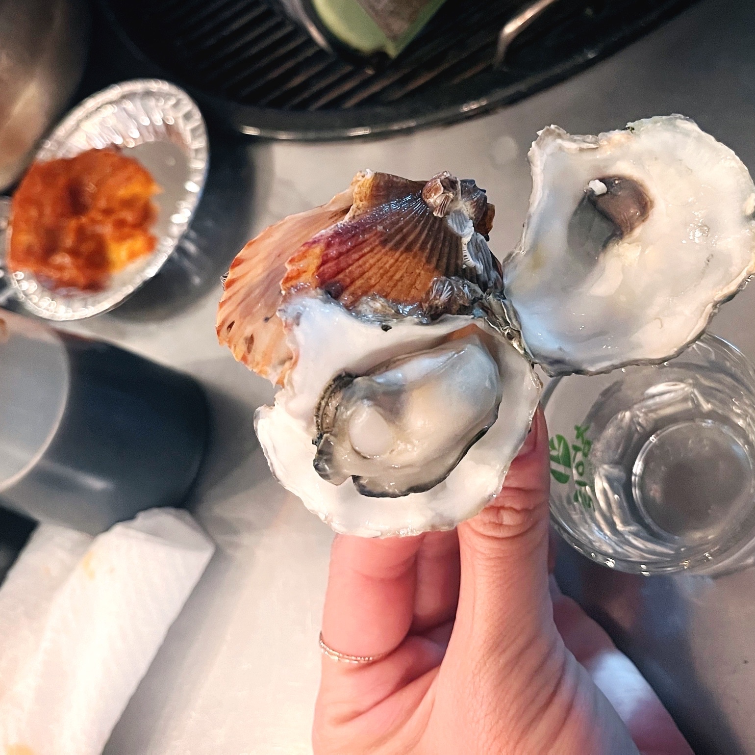 (W) Nike Zoom Vomero 5 Photon Dust and Metallic Silver, Nike x Stussy Reversible Jacket Black (FJ9154-010) 착용 스타일 - 2