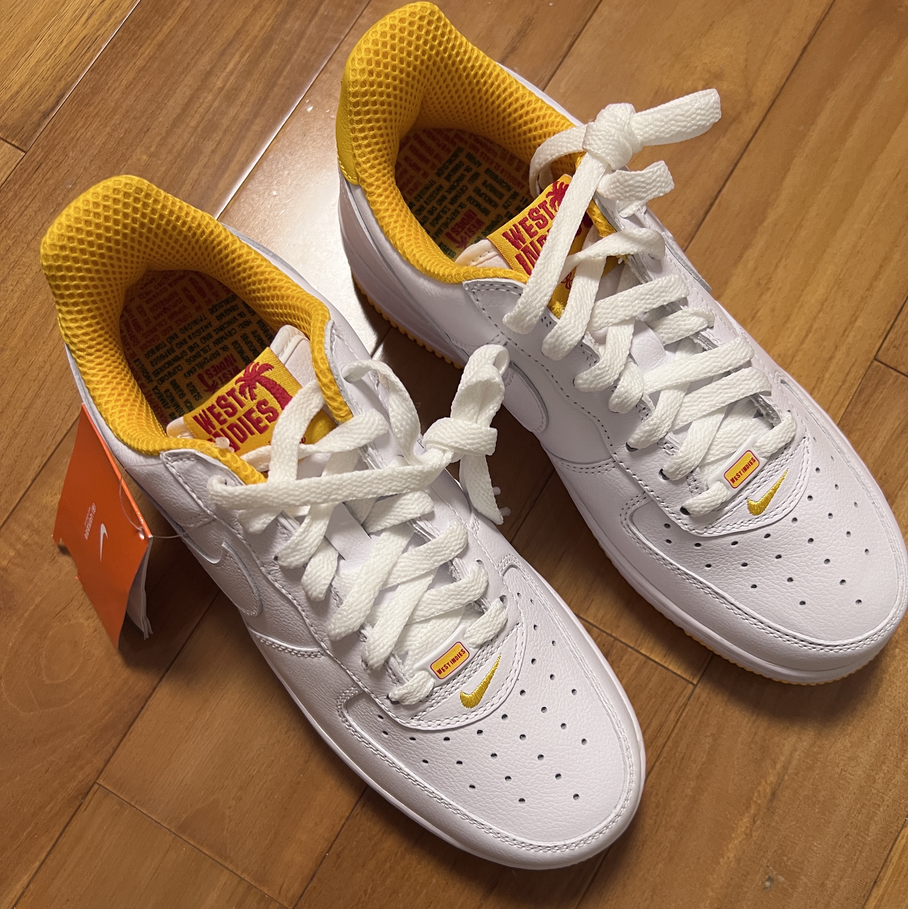 Nike Air Force 1 Low Retro QS West Indies University Gold 착용 스타일