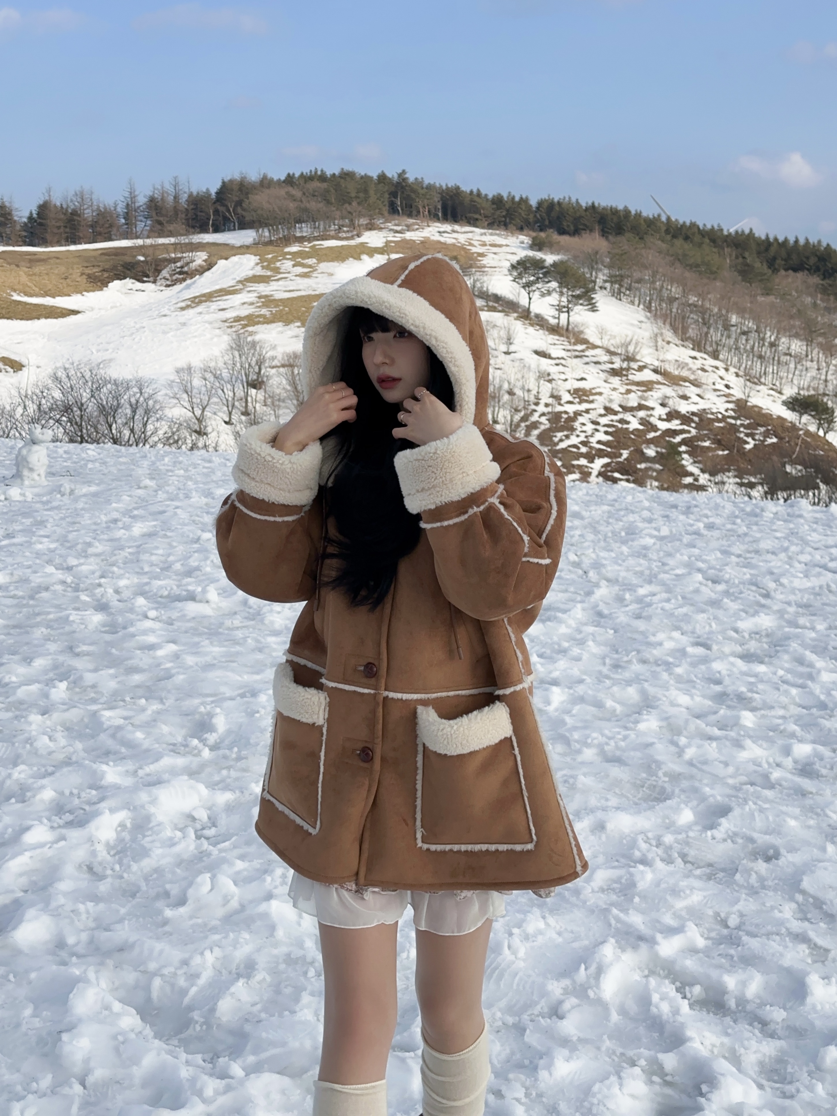 Telfar x UGG Small Shopping Bag Chestnut, (W) UGG Classic Short II Boots Chestnut 착용 스타일 - 2