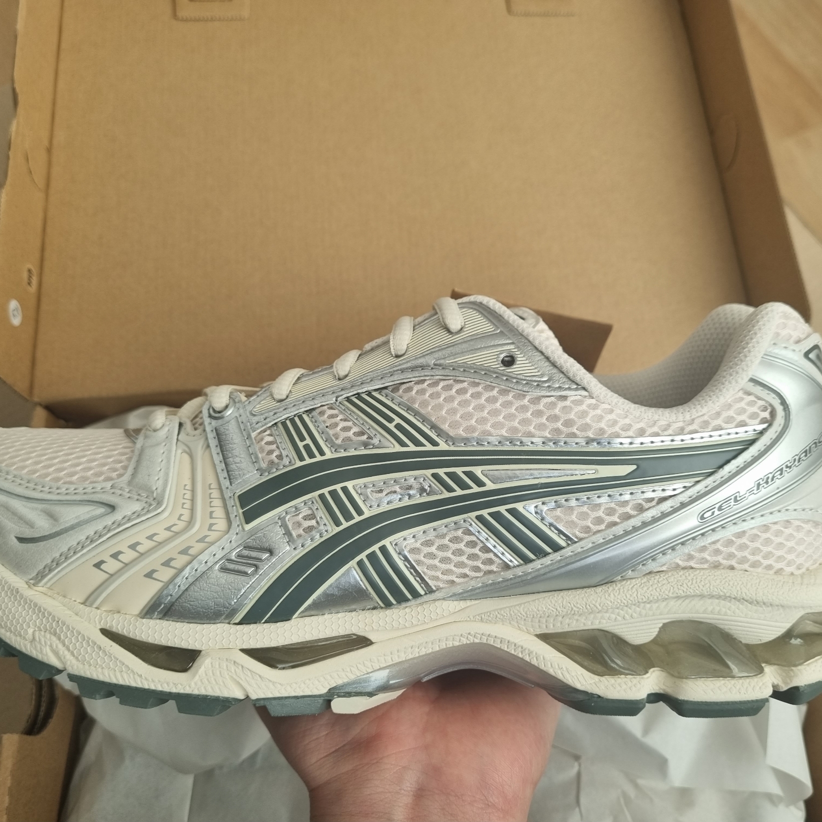 Asics Gel-Kayano 14 Birch Dark Pewter 착용 스타일