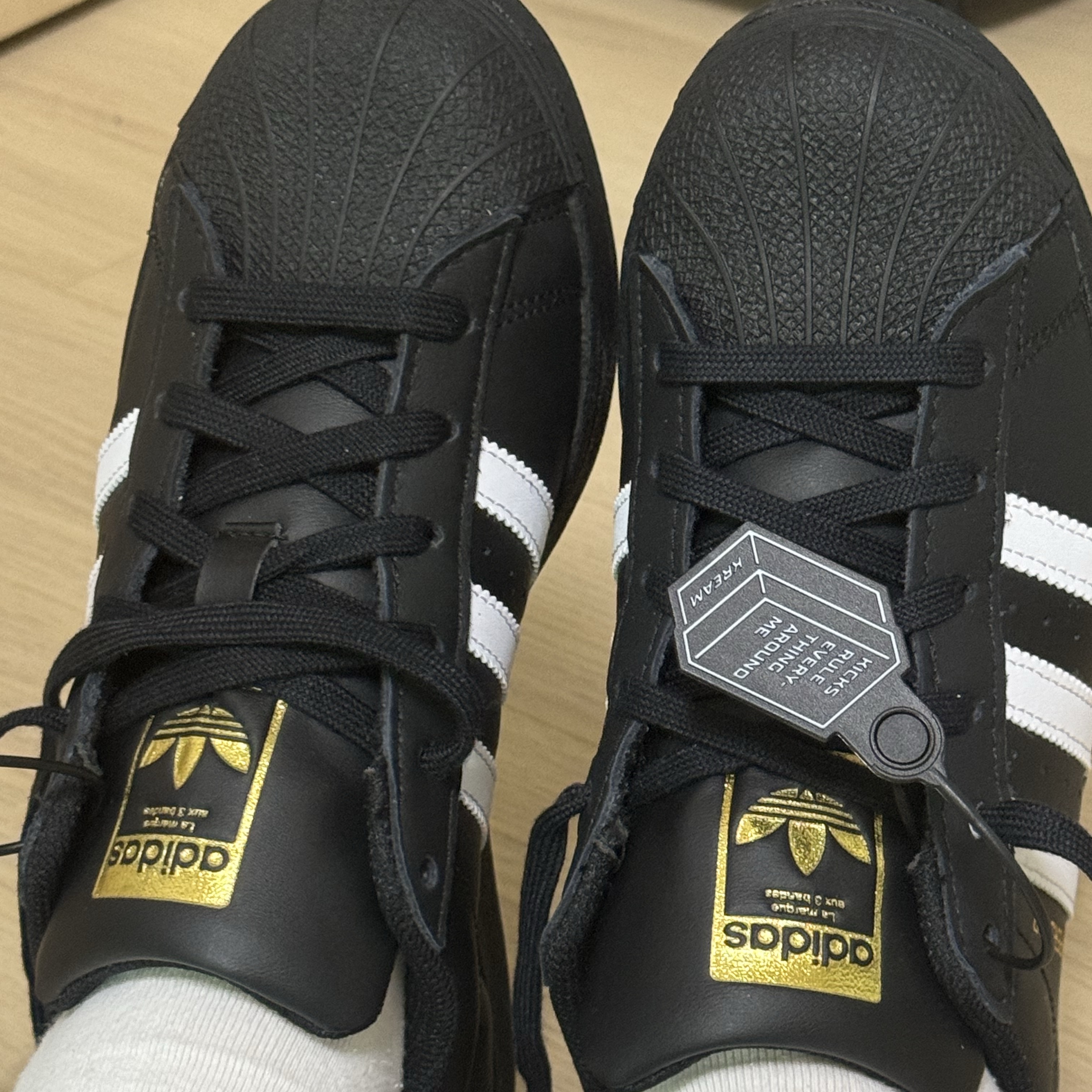 (J) Adidas Superstar Black White 착용 스타일