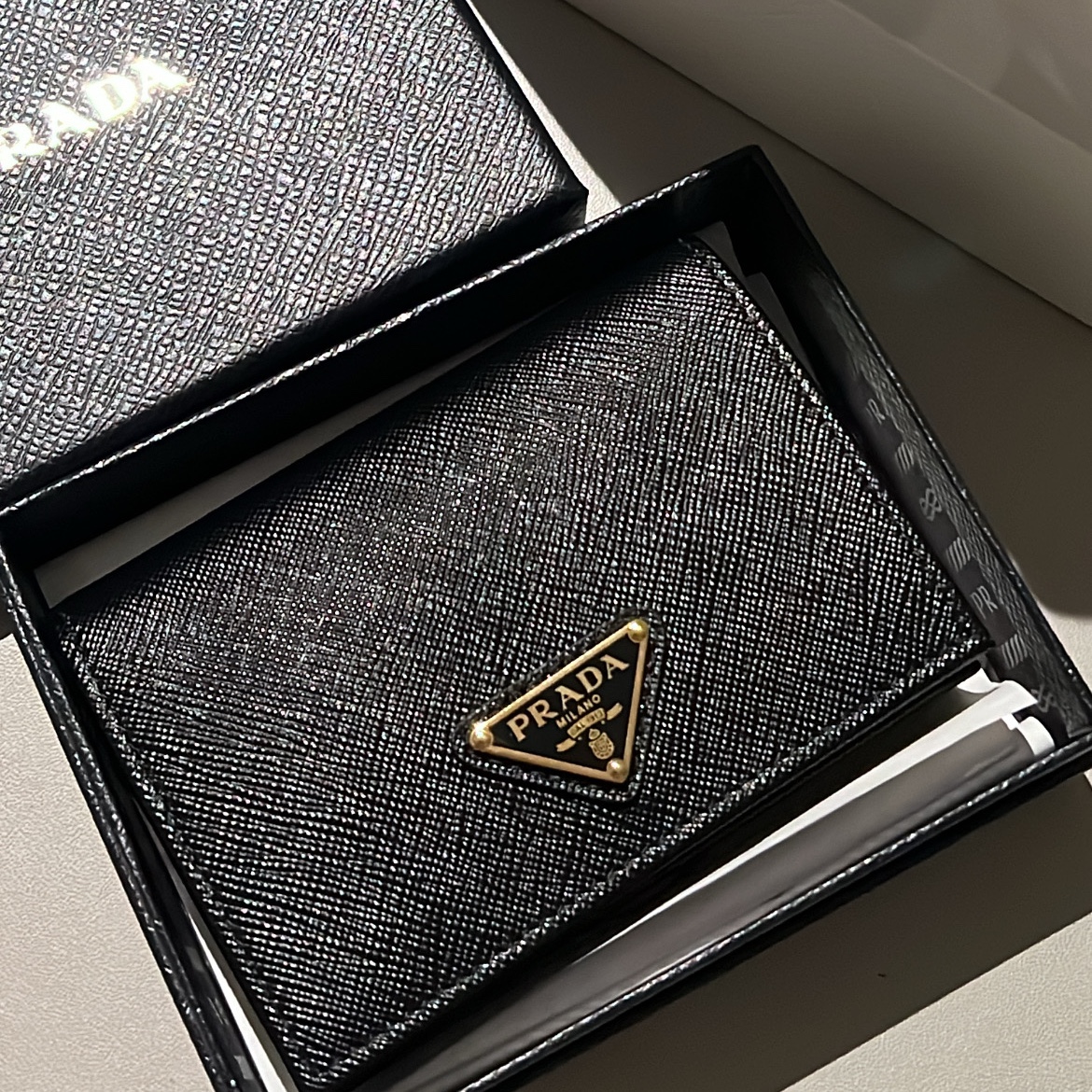 Prada Saffiano Triangle Logo Wallet Black 착용 스타일
