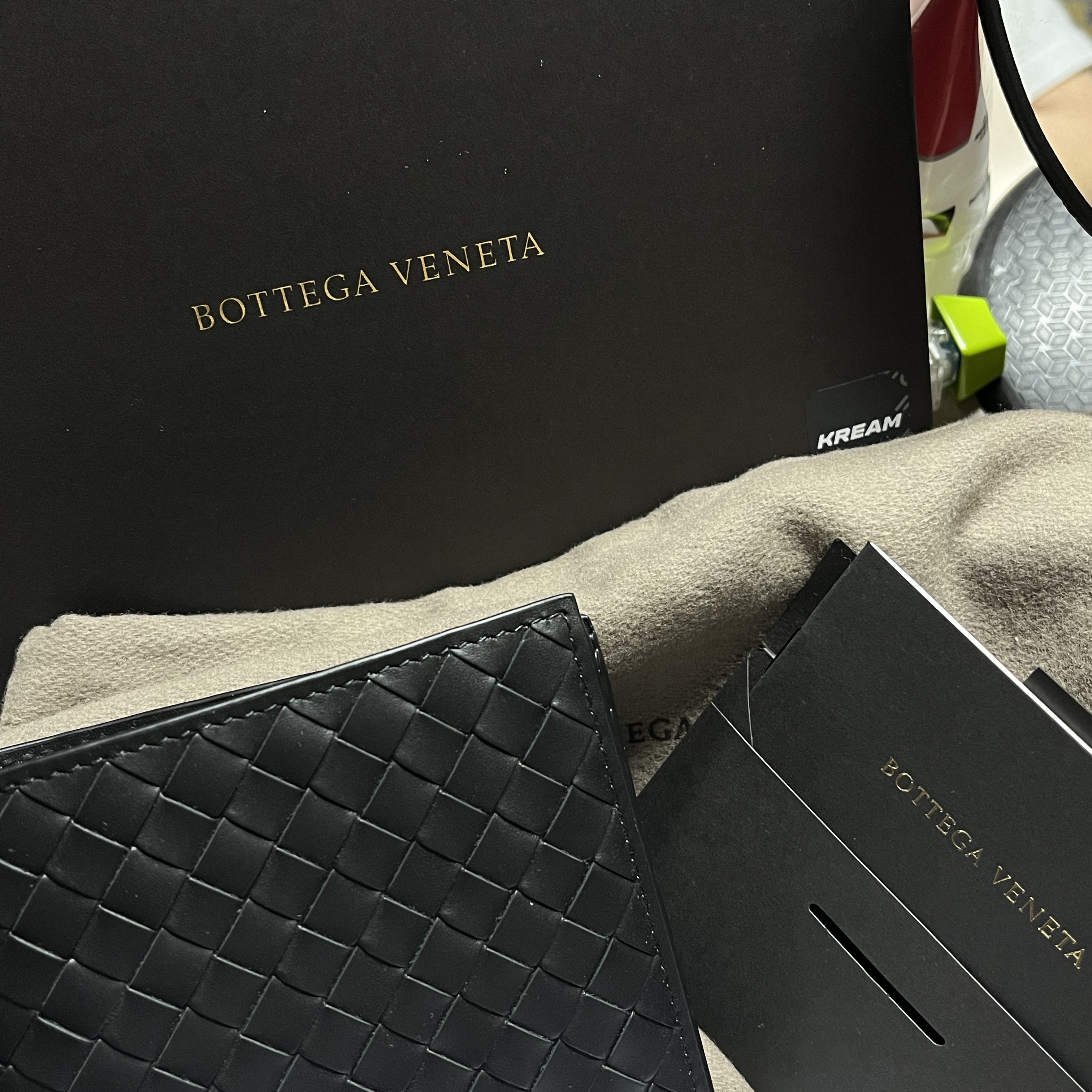 Bottega Veneta Bi-Fold Wallet Black 착용 스타일