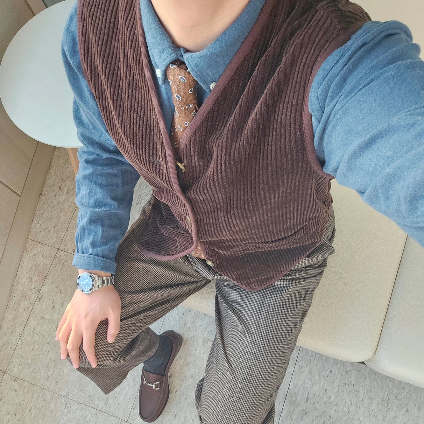 Gucci Loafer with Horsebit Brown Leather, Rolex Submariner 41mm 124060 Black Oyster 착용 스타일 - 4