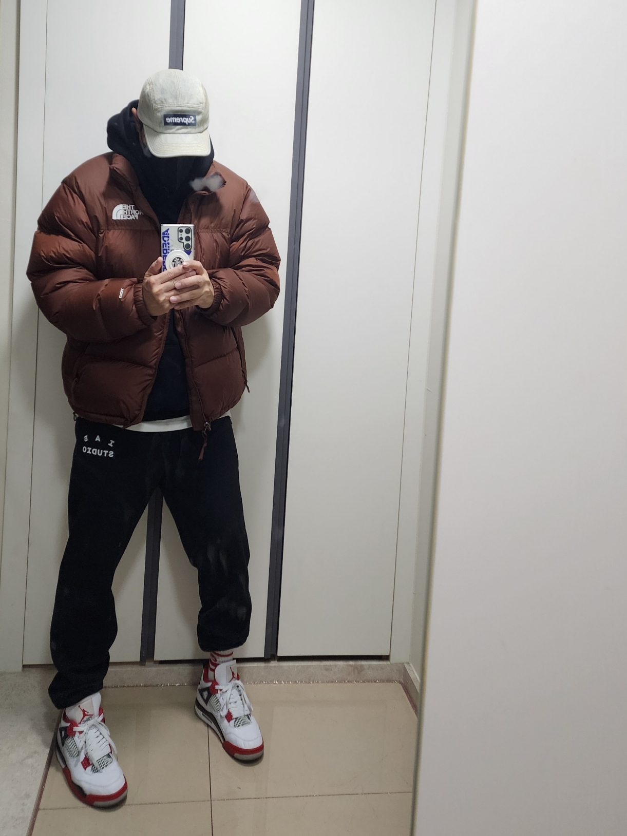 The North Face 1996 Retro Nuptse Jacket Dark Oak, Supreme Denim Camp Cap Dirty Indigo - 23SS 착용 스타일