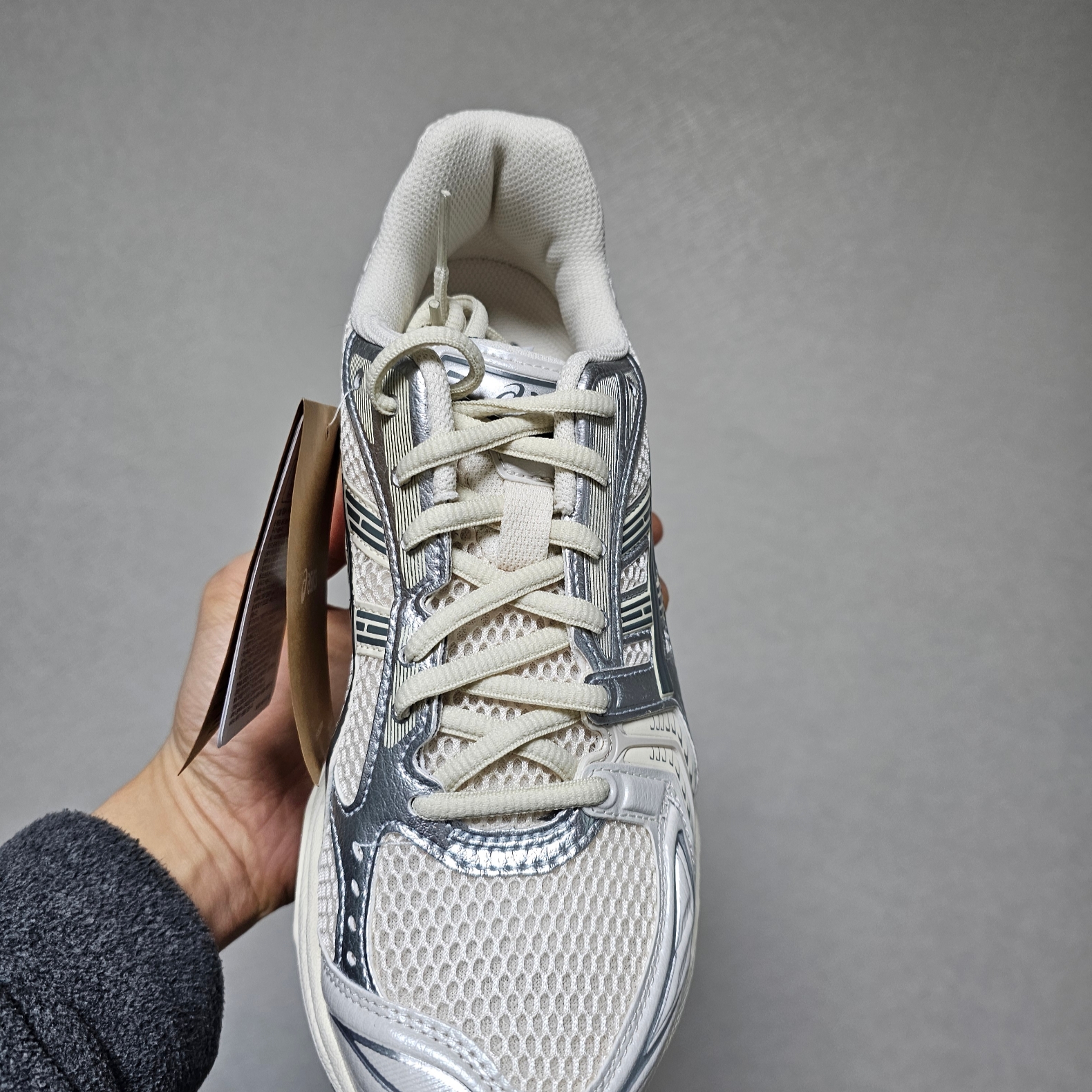 Asics Gel-Kayano 14 Birch Dark Pewter 착용 스타일 - 1
