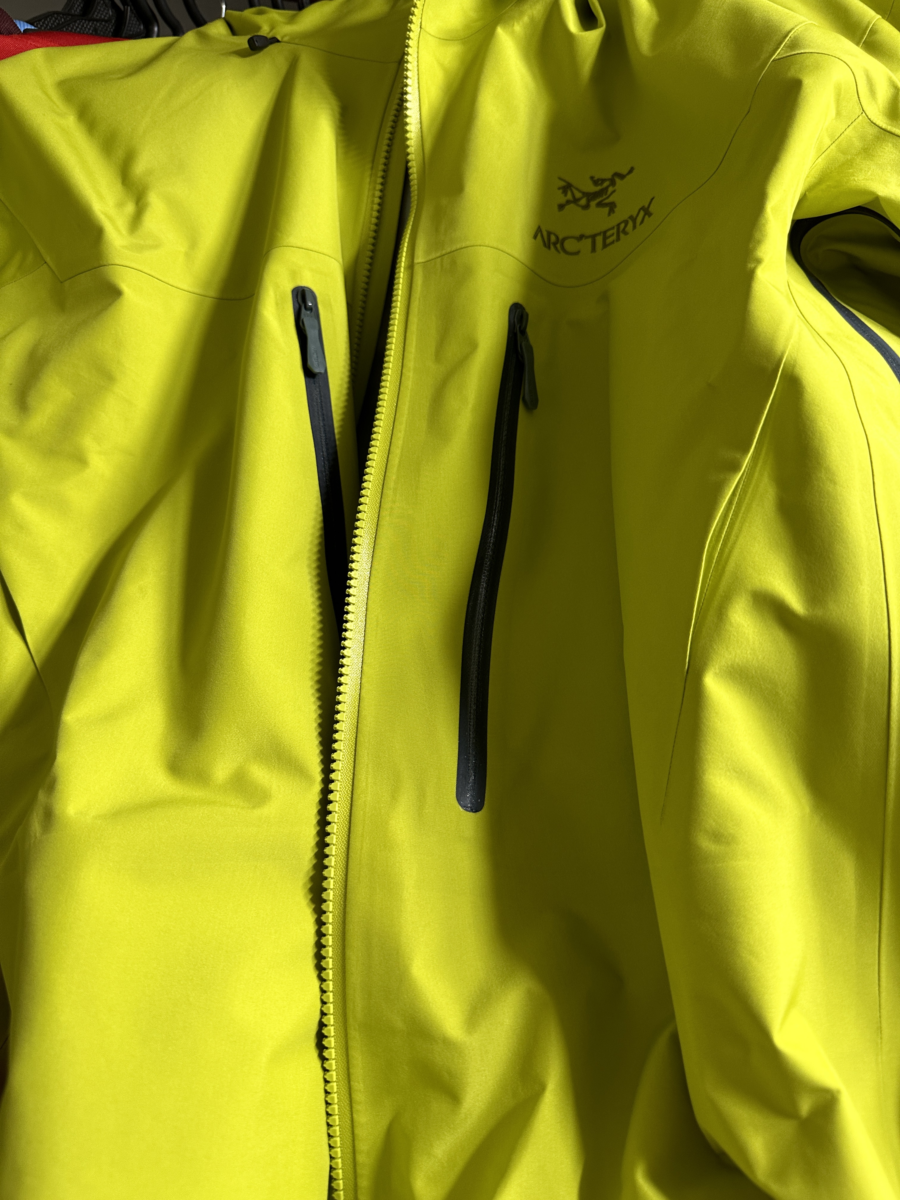 Arc'teryx Alpha SV Jacket 24K Black 착용 스타일