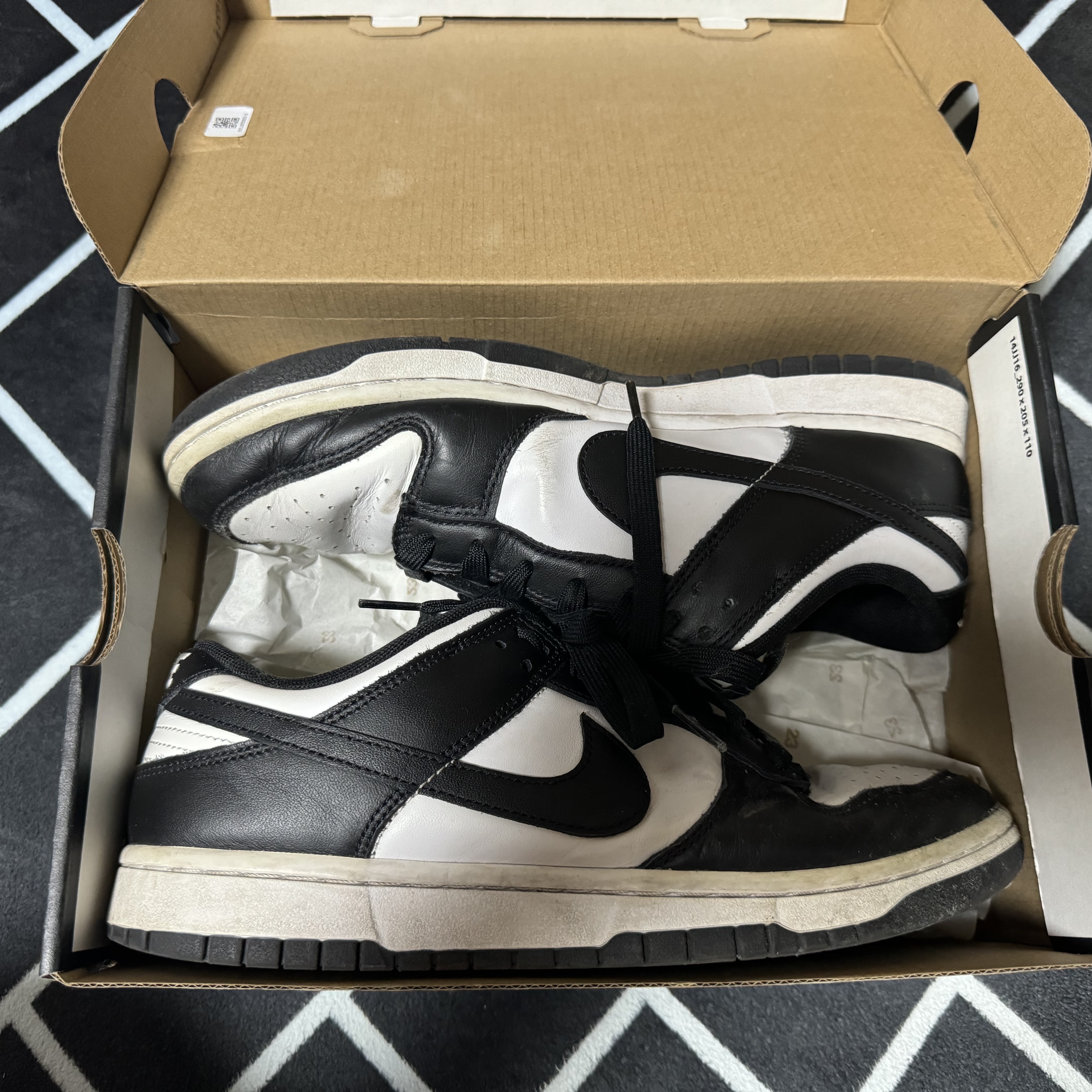 (W) Jordan 1 Low Black University Blue, Nike Dunk Low Retro Black 착용 스타일 - 2