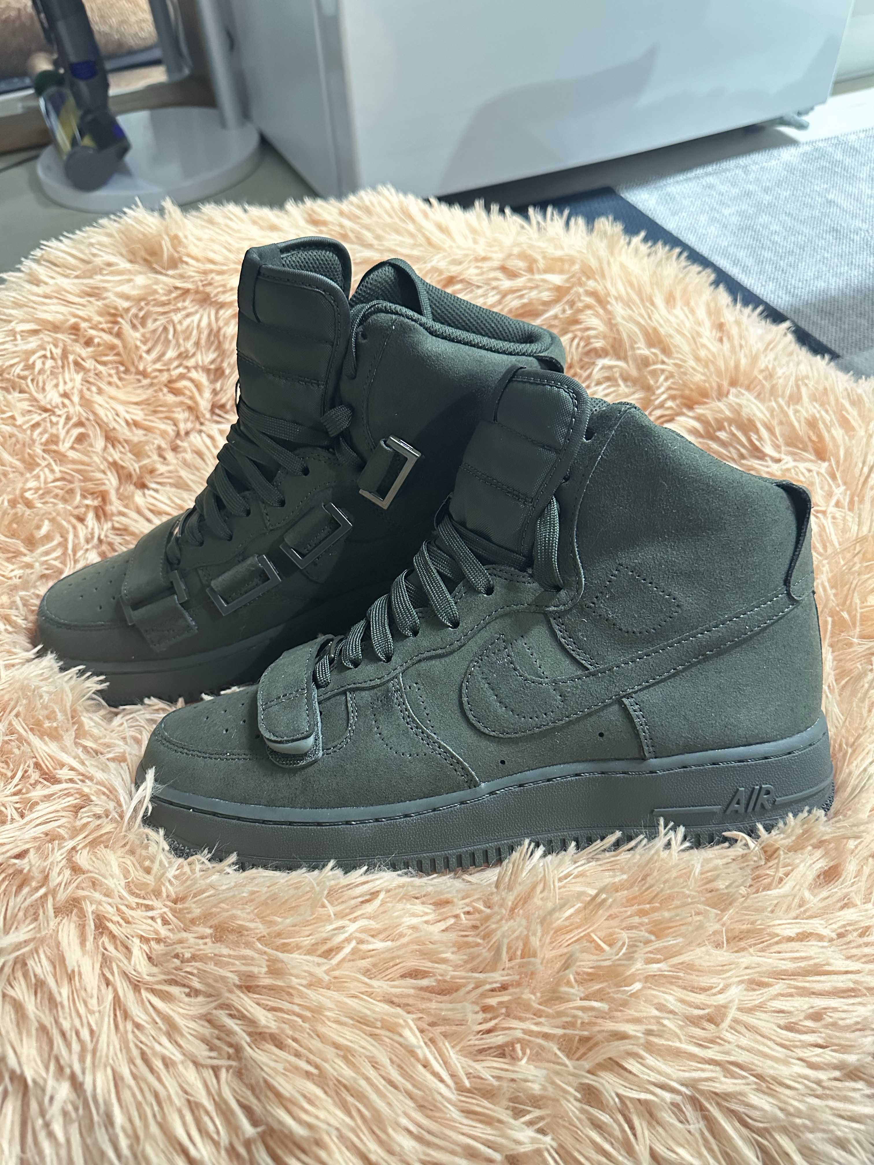 Nike x Billie Eilish Air Force 1 High '07 SP Sequoia 착용 스타일 - 3