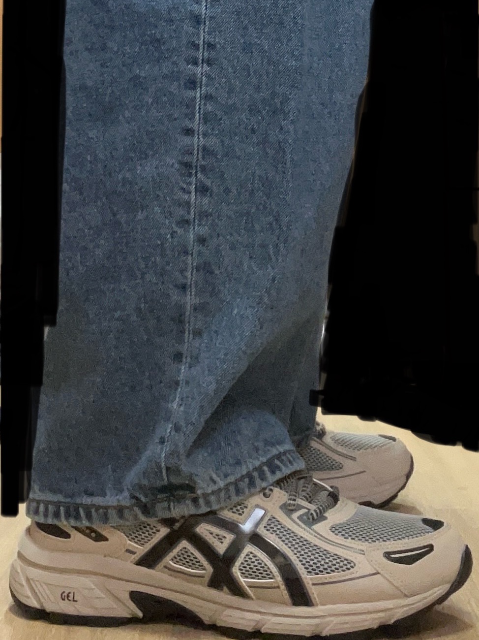 Asics Gel-Venture 6 Feather Grey Black 착용 스타일 - 2
