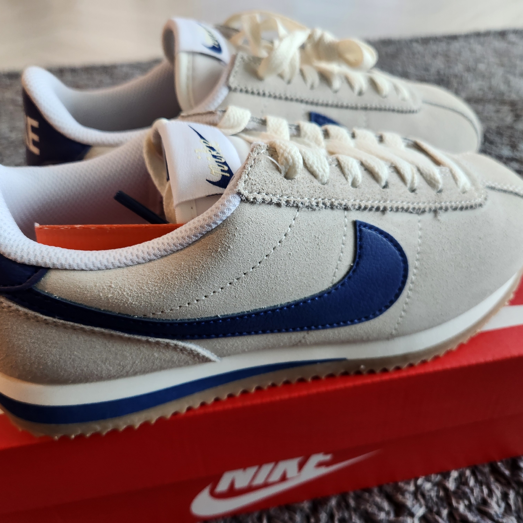 (W) Nike Cortez Athletic Department Pale Ivory Deep Royal Blue 착용 스타일