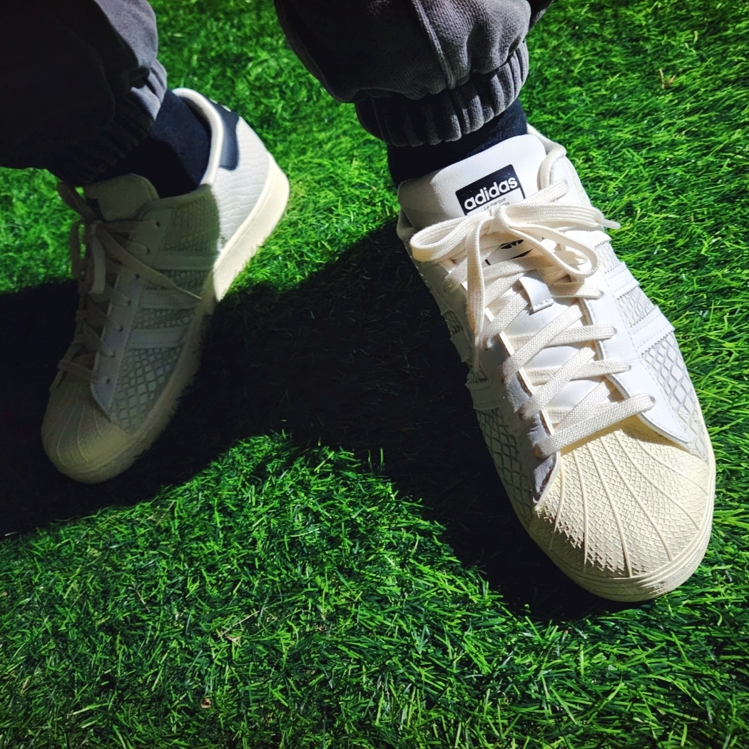 Adidas x Atmos Superstar G-SNK Off White 착용 스타일 - 4