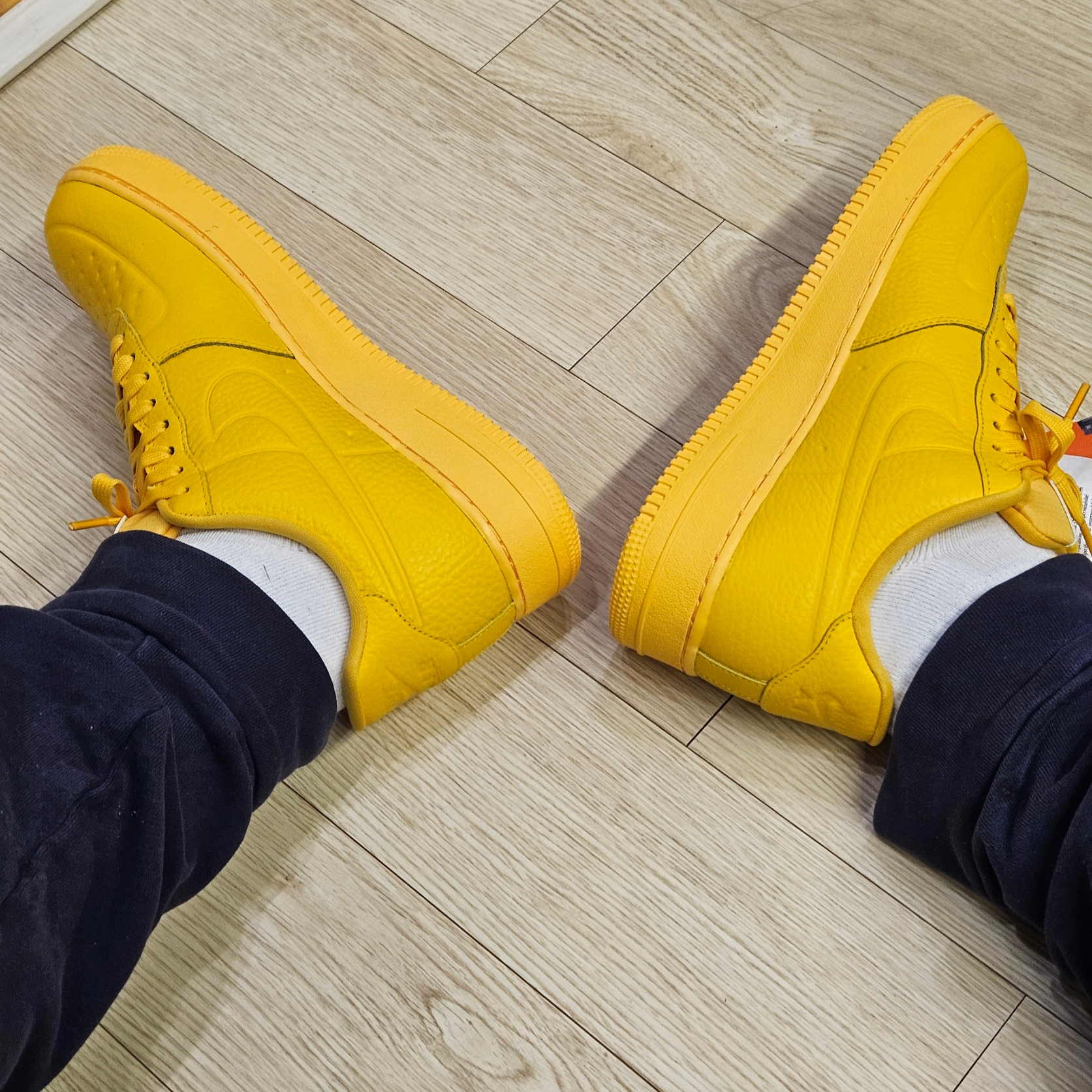 Nike Air Force 1 '07 Pro-Tech Waterproof University Gold 착용 스타일 - 1