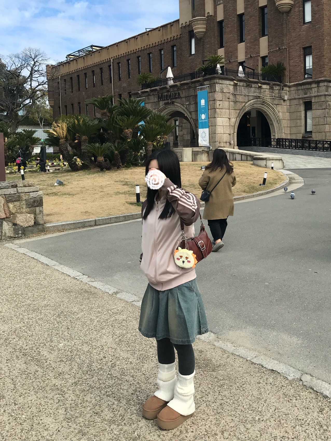 (W) UGG Classic Mini Platform Boots Chestnut 착용 스타일 - 2