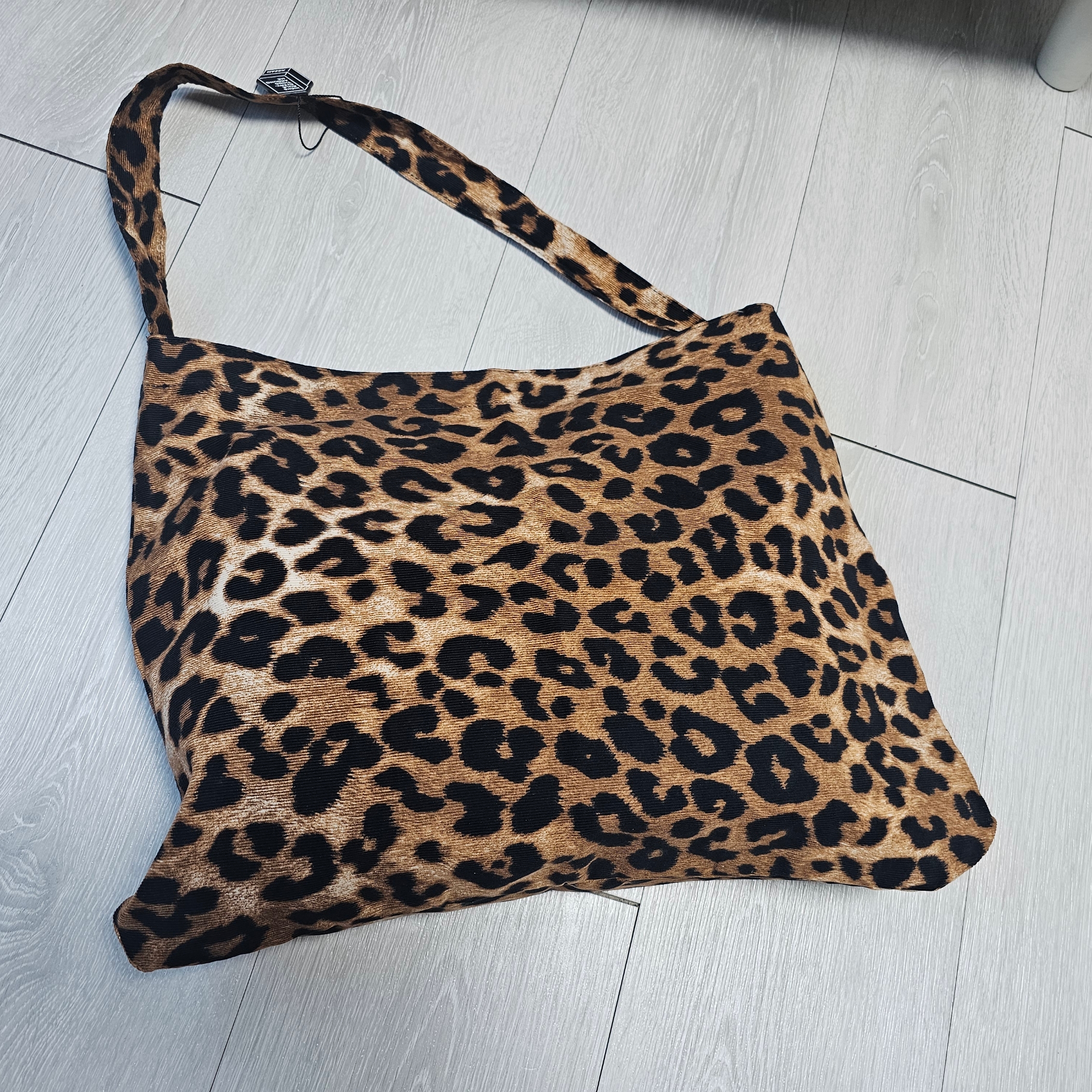 Emis New Leopard Corduroy Eco Bag Beige 착용 스타일 - 1