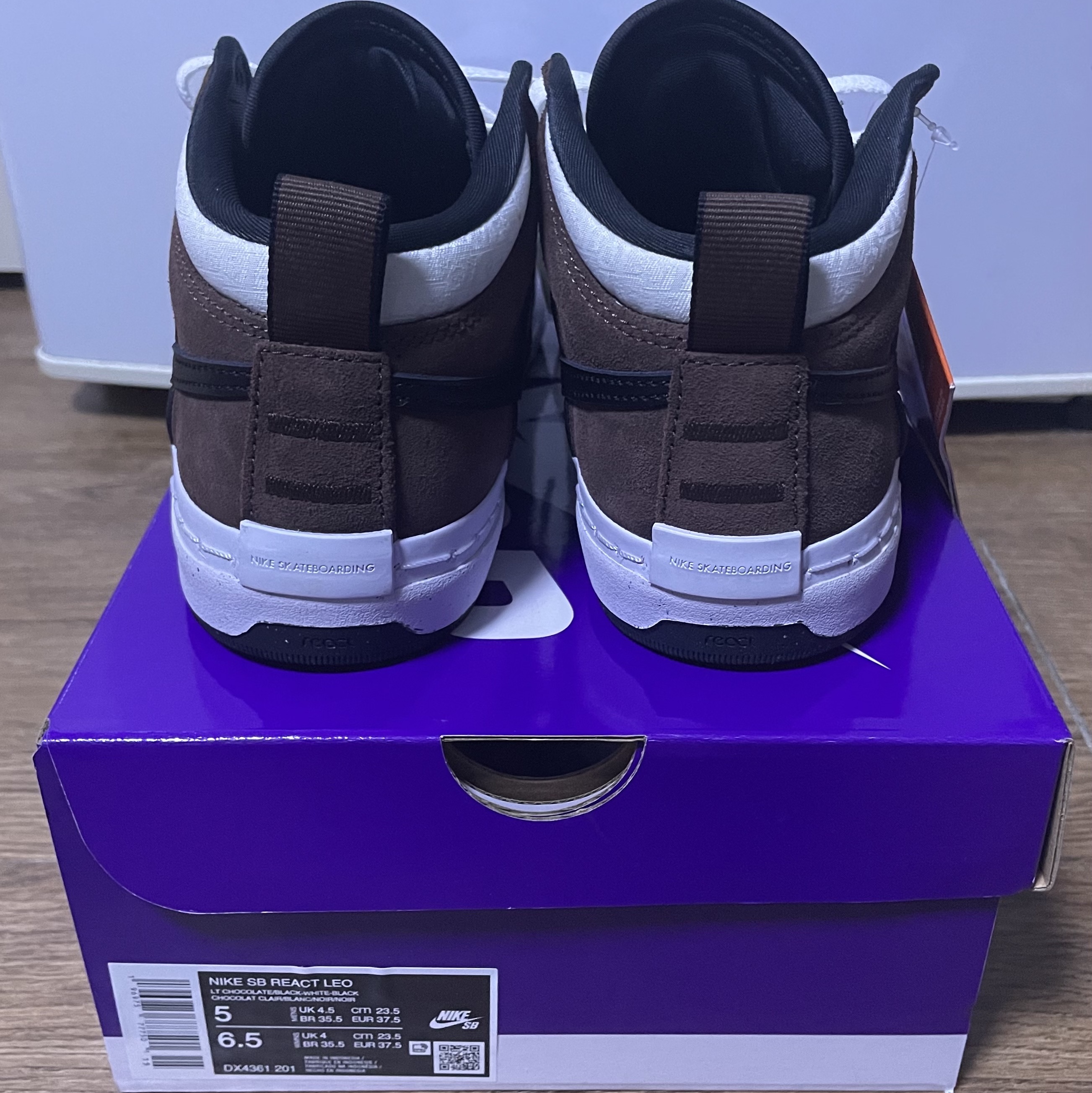 Nike SB React Leo Light Chocolate Black 착용 스타일 - 3